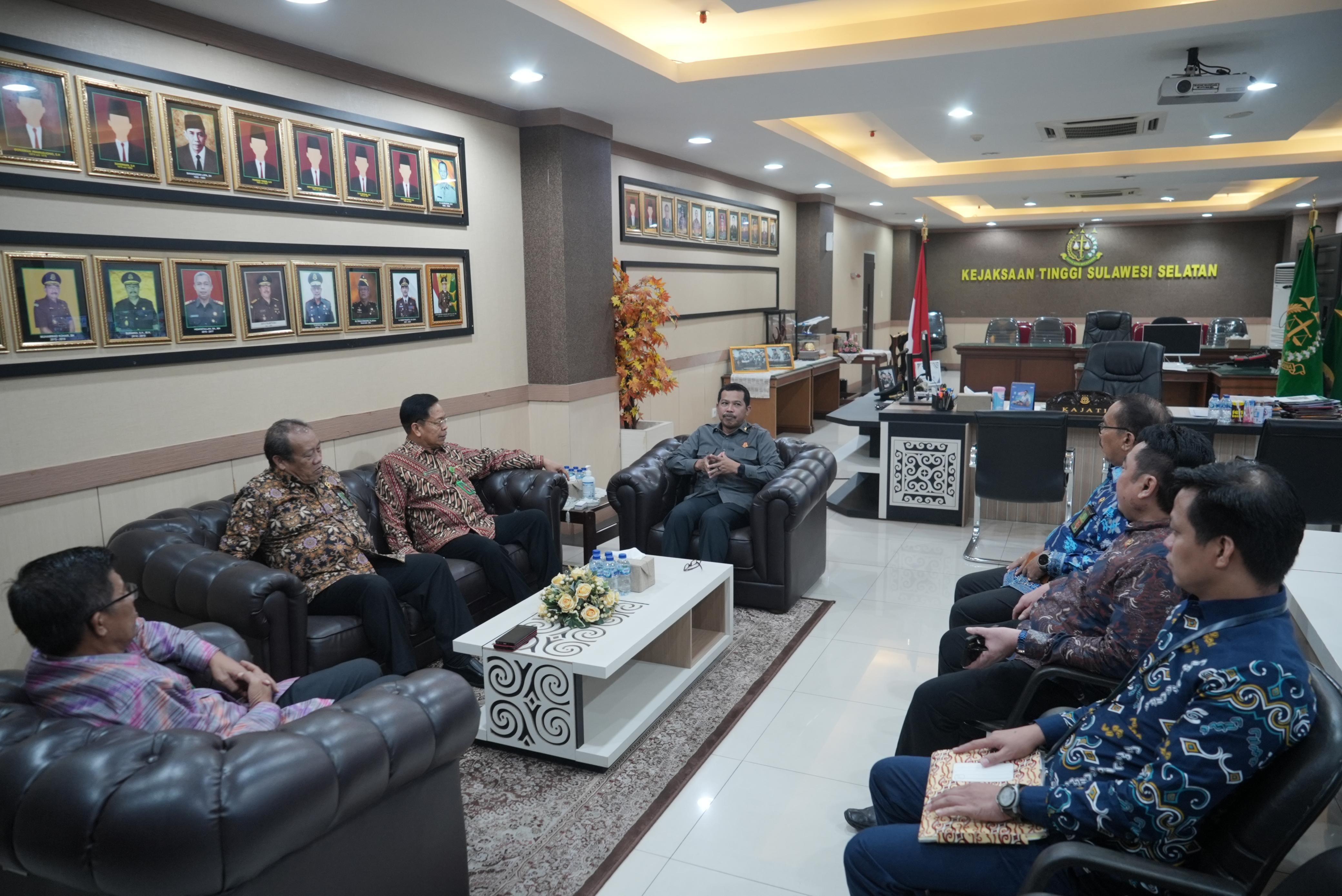 Kajati Sulsel Agus Salim Terima Kunjungan Silaturahmi Kepala Pengadilan Tinggi Makassar