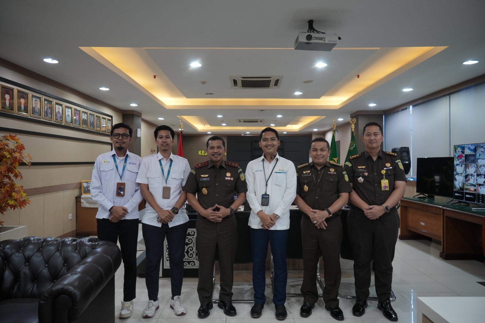Perkuat Sinergi Energi Hijau dan Kepatuhan Hukum, Kajati Sulsel Agus Salim Terima Kunjungan PLN Icon Plus
