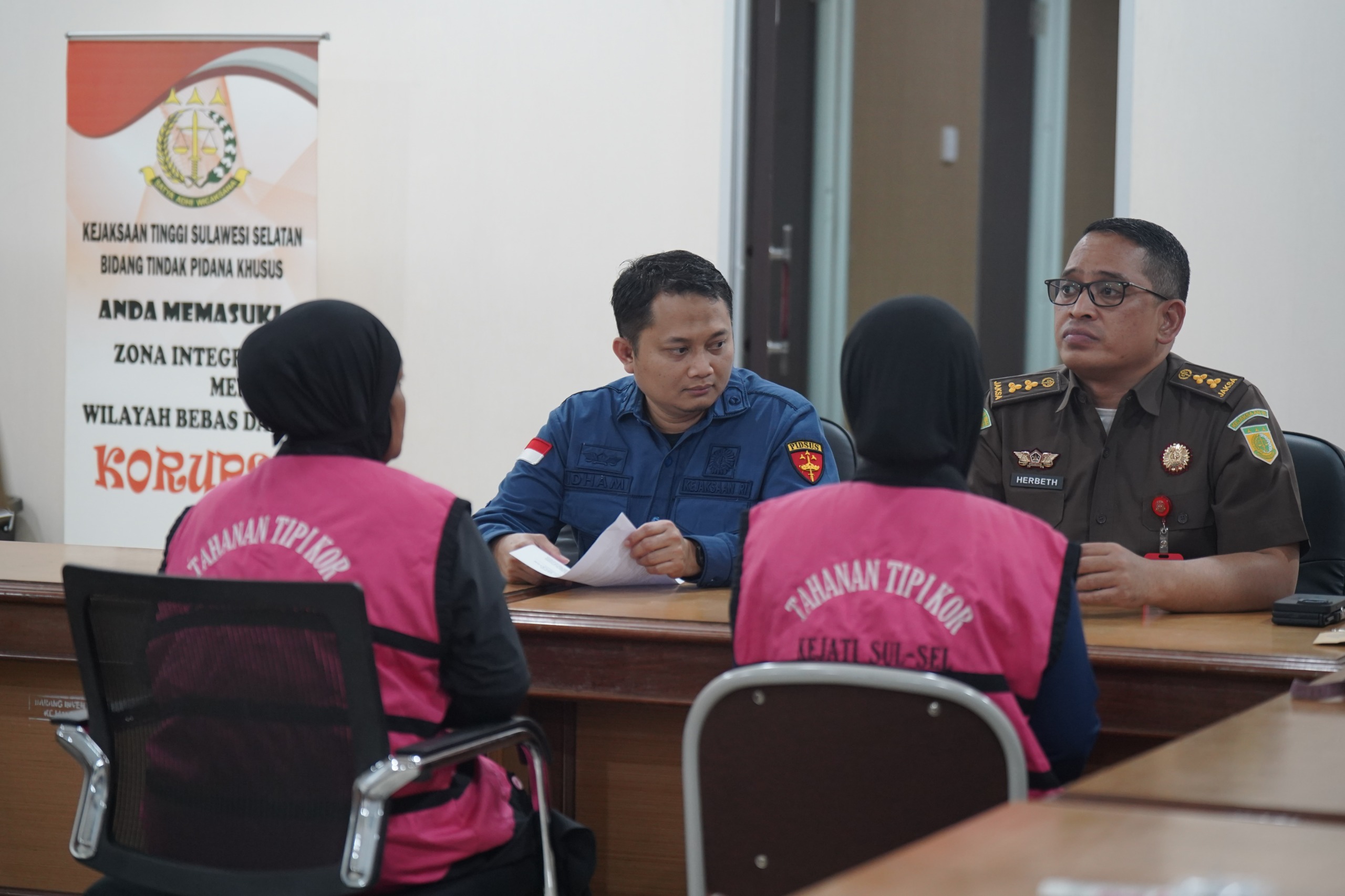 PENYIDIK PIDSUS KEJATI SULSEL MENETAPKAN DAN MENAHAN 2 TERSANGKA DALAM KASUS DUGAAN KORUPSI PENYALURAN KREDIT BANK BUMN DI MAKASSAR