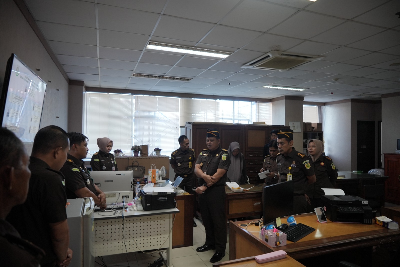 Asisten Bidang Pembinaan Abdillah Lakukan Pengecekan Pegawai, Sarana dan Prasarana Kantor Kejati Sulsel
