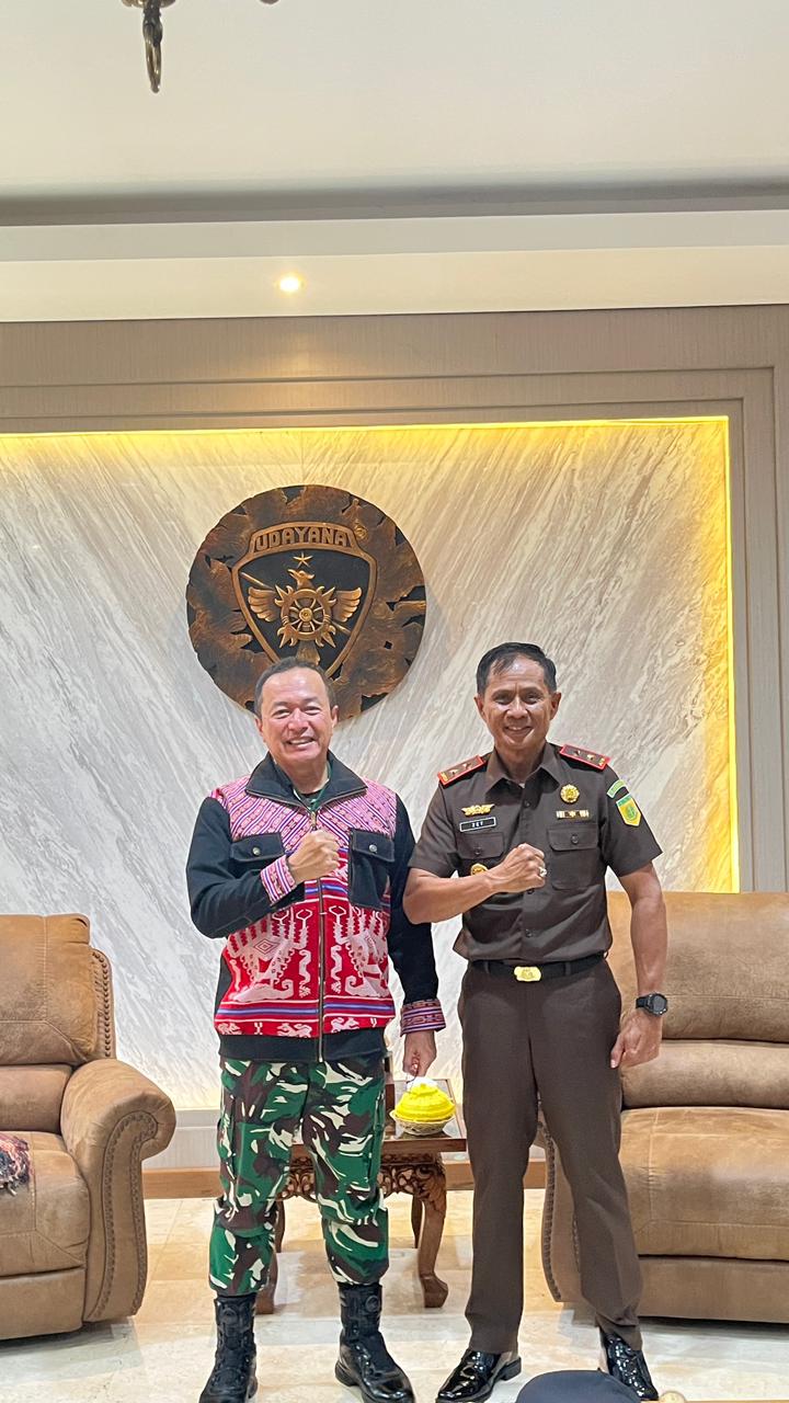 Kajati NTT Beri Kain dan Jaket Tenun Khas NTT kepada Pangdam IXUdayana, Kajati Bali, dan Kajati NTB sebagai Simbol Penghormatan dan Promosi Budaya Daerah