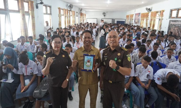 Jaksa Masuk Sekolah di SMAN 5 Kupang Edukasikan Siswa Baru Bahaya Judi Online