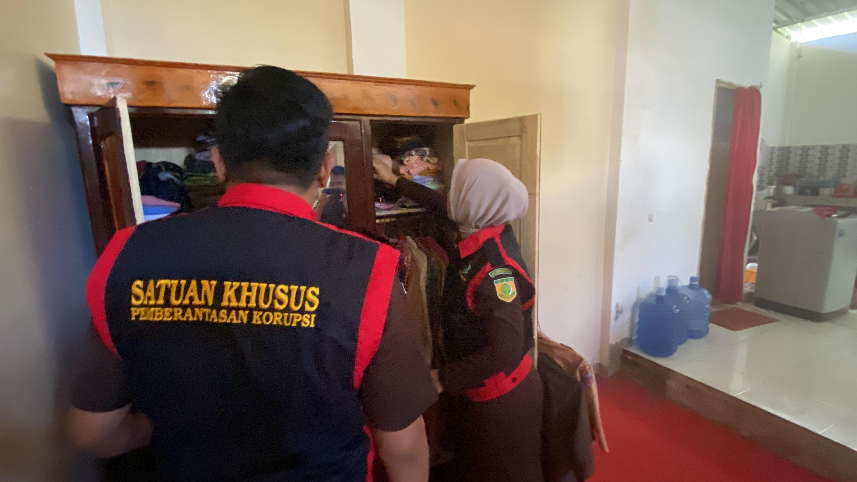 Penggeledahan dan Penyitaan Terkait penyidikan tentang Dugaan Perkara Tindak Pidana Korupsi Penyimpangan dalam Pengelolaan Dana Desa Bungaiya Kecamatan Bontomatene Kabupaten Kepulauan Selayar tahun anggaran 2022 sampai dengan 2023