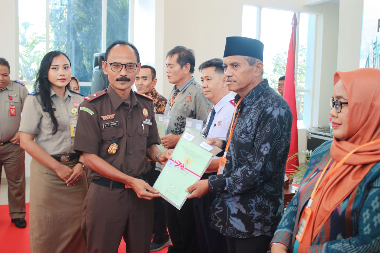 WAKAJATI MENGHADIRI PENYERAHAN SERTIFIKAT TANAH SECARA SERENTAK