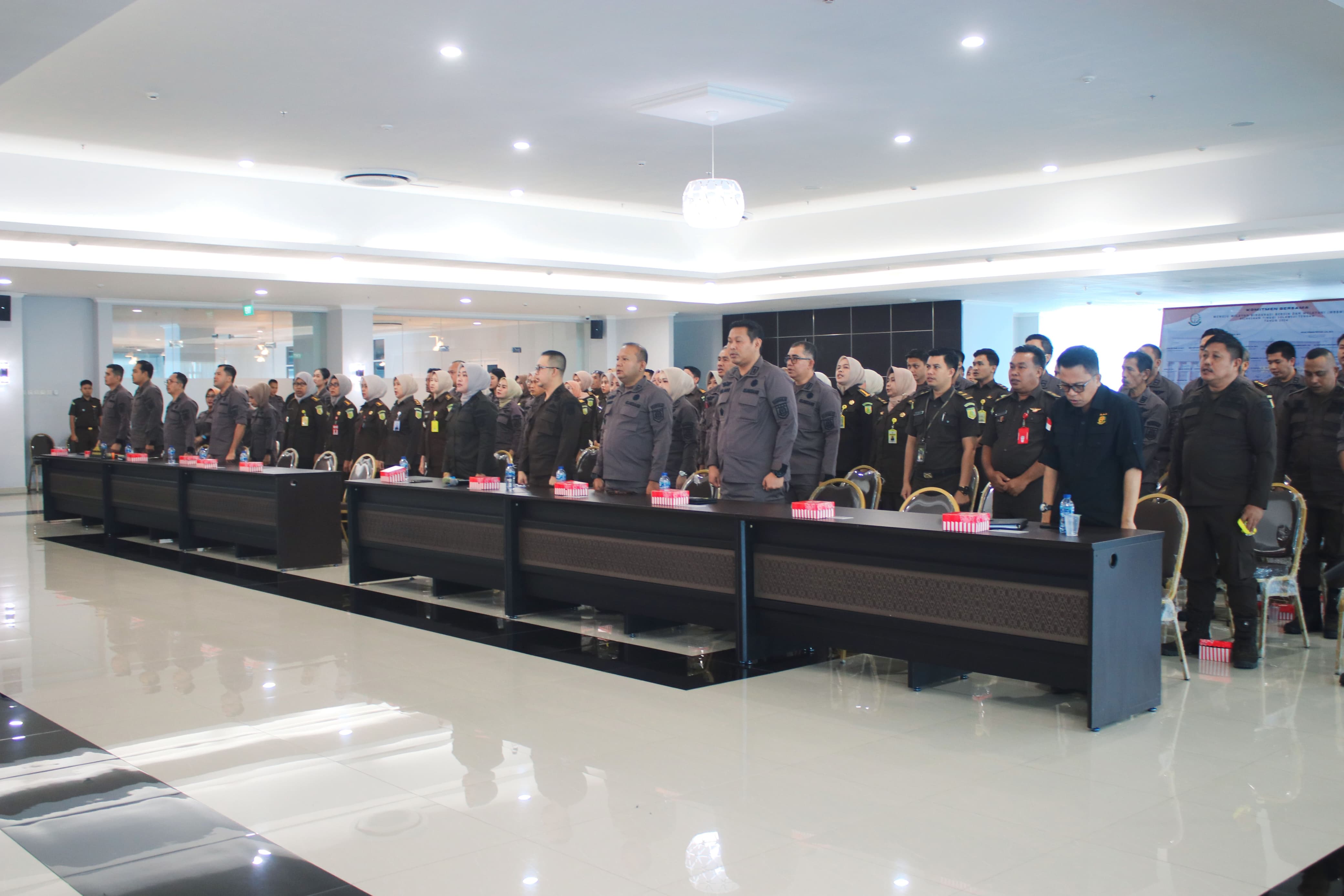 KAJATI SULTENG BESERTA SELURUH JAJARAN DI KEJATI SULTENG MENGGELAR RAPAT STAF PERDANA DI TAHUN 2024