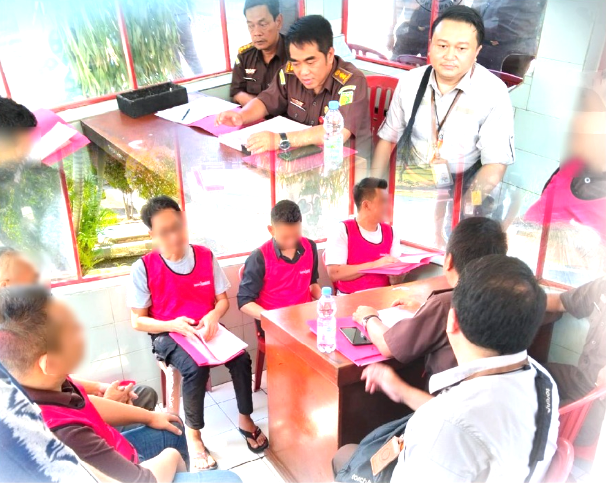 Penyerahan lima tersangka dan barang bukti (Tahap II) Tipikor perkara dugaan Tindak Pidana Korupsi Penyimpangan dalam Pemberian Kredit di PT. BPR Intan Jabar di Kabupaten Garut tahun 2018 s.d 2021.
