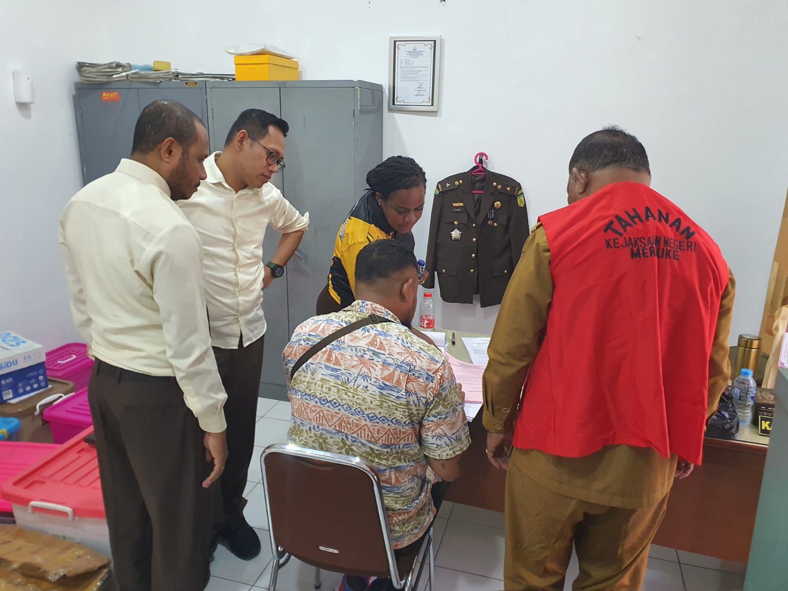KEJARI MERAUKE MENAHAN  TERSANGKA KASUS TIPIKOR  PENYALAHGUNAAN PENGELOLAAN DANA HONORARIUM DINAS PENDIDIKAN DAN KEBUDAYAAN KAB. MERAUKE TAHUN ANGGARAN 2019