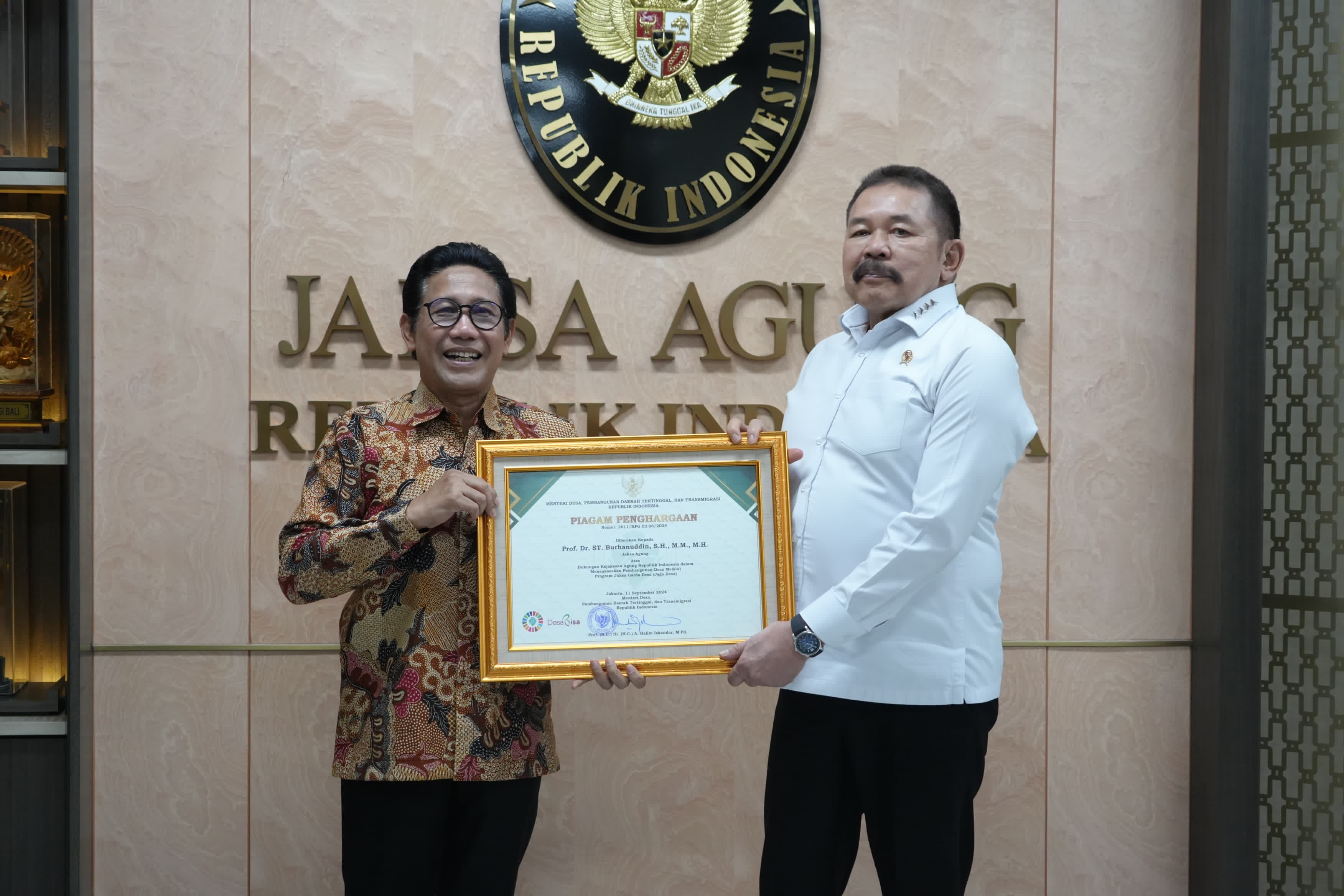 Jaksa Agung ST Burhanuddin  Menerima Penghargaan dari Kemendes PDTT Atas Kesuksesan Program JAGA DESA