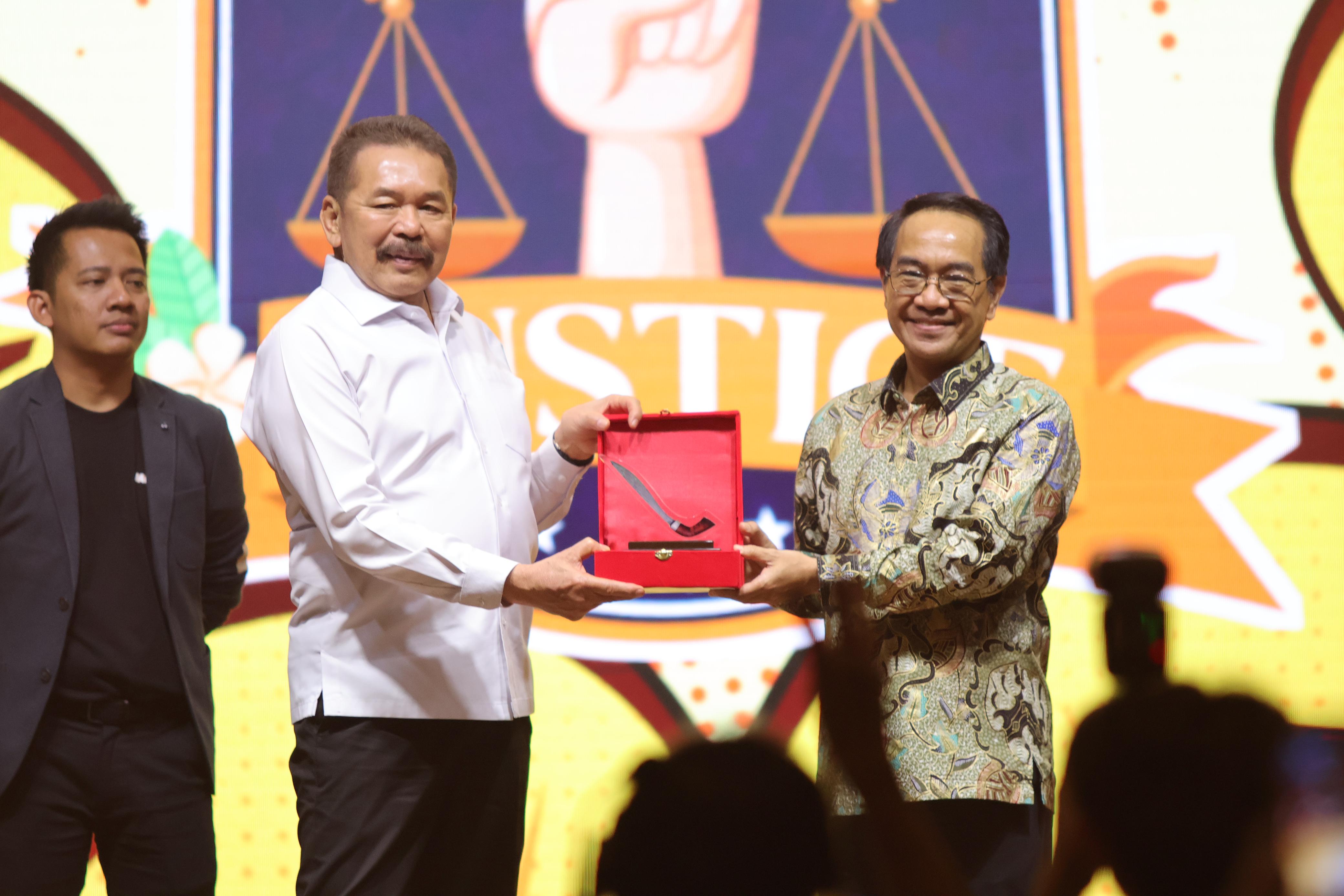 Jaksa Agung RI Terima Penghargaan Apresiasi dari Jaksapedia dalam Acara Sound of Justice 2024