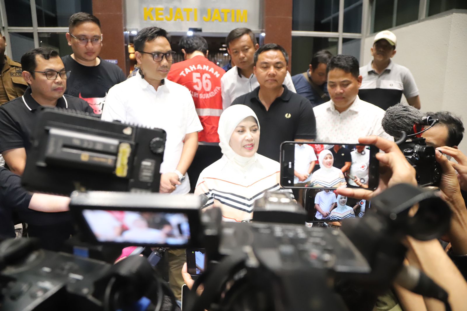 TIM INTELIJEN KEJATI JATIM BERSAMA TIM JAKSA EKSEKUTOR KEJARI SURABAYA TANGKAP TERPIDANA GREGRORIUS RONALD TANNUR DI SURABAYA