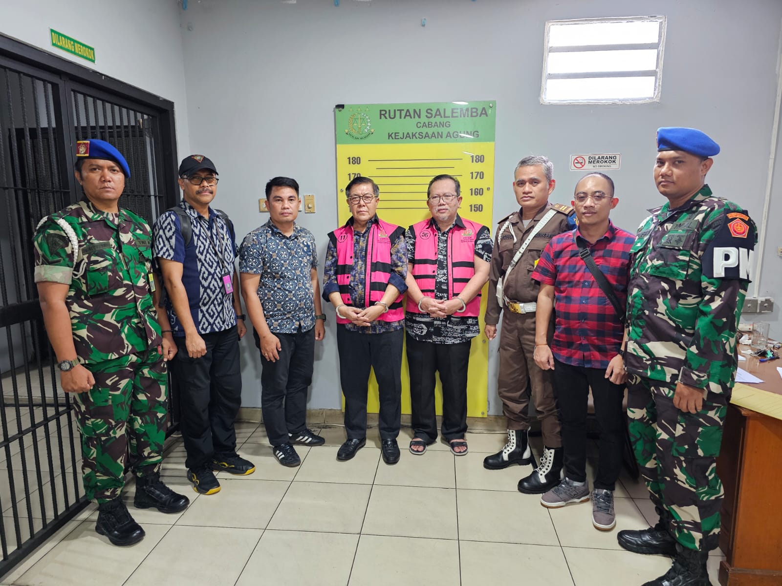 Penyerahan Tersangka dan Barang Bukti Tahap II)  Terhadap Tersangka ED, HH dan M  dalam Perkara Suap danatau Gratifikasi Perkarka Ronald Tannur