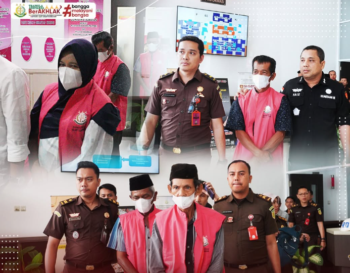 Penyidik Kejaksaan Tinggi Sumatra Barat melakukan serah terima Tersangka dan Barang Bukti 4 orang Tersangka Korupsi Jalan Tol Padang – Sicincin a.n A, Z, AM, dan S