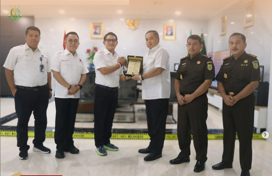 KAJATI SULTENG BAMBANG HARIYANTO MENERIMA KUNJUNGAN AUDIENSI PIHAK PERUM LPPNIAIRNAV INDONESIA