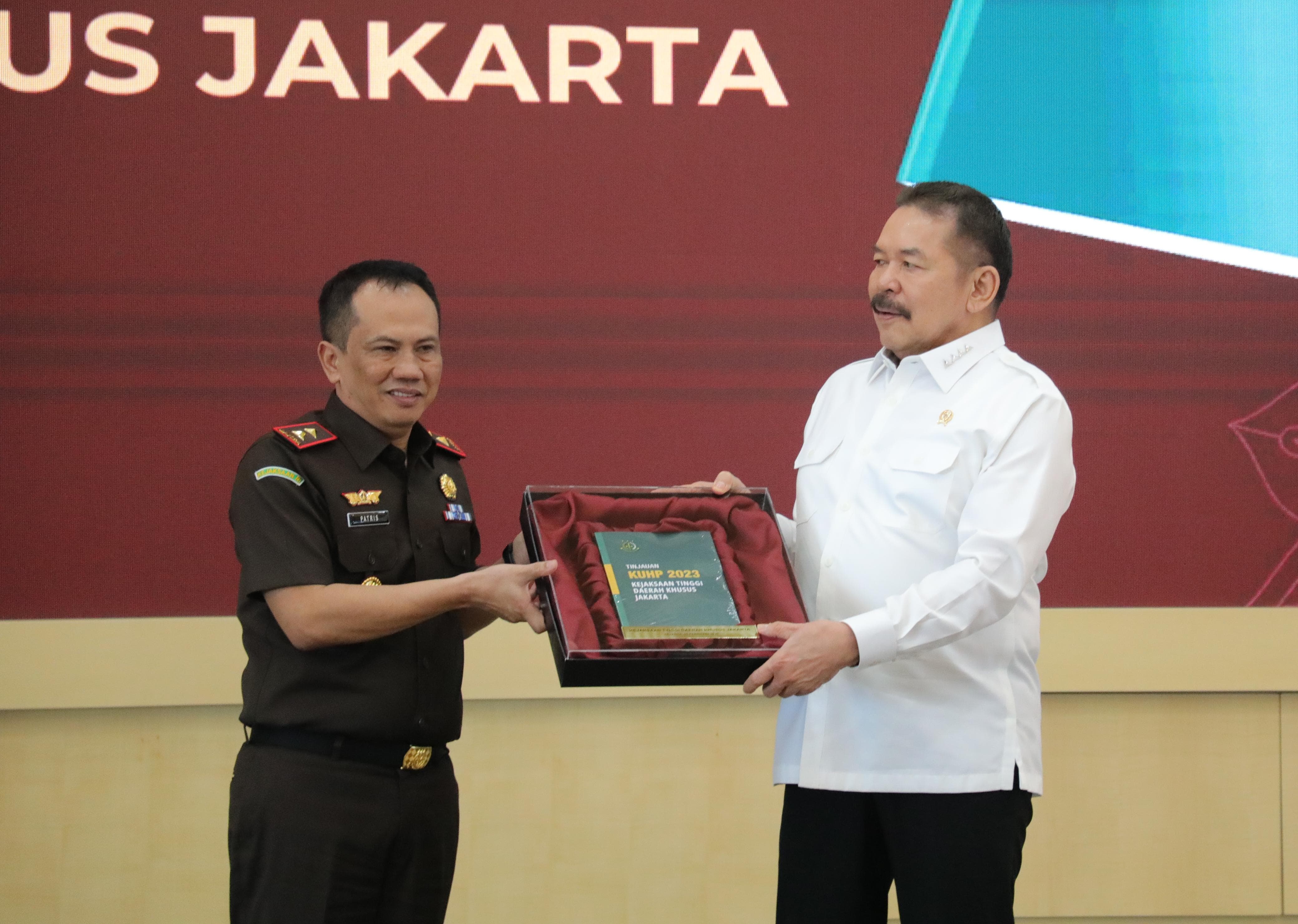 Peluncuran Buku Tinjauan KUHP 2023 Kejaksaan Tinggi Daerah Khusus Jakarta, Jaksa Agung Tegaskan Komitmen Sukseskan Implementasi KUHP Nasional
