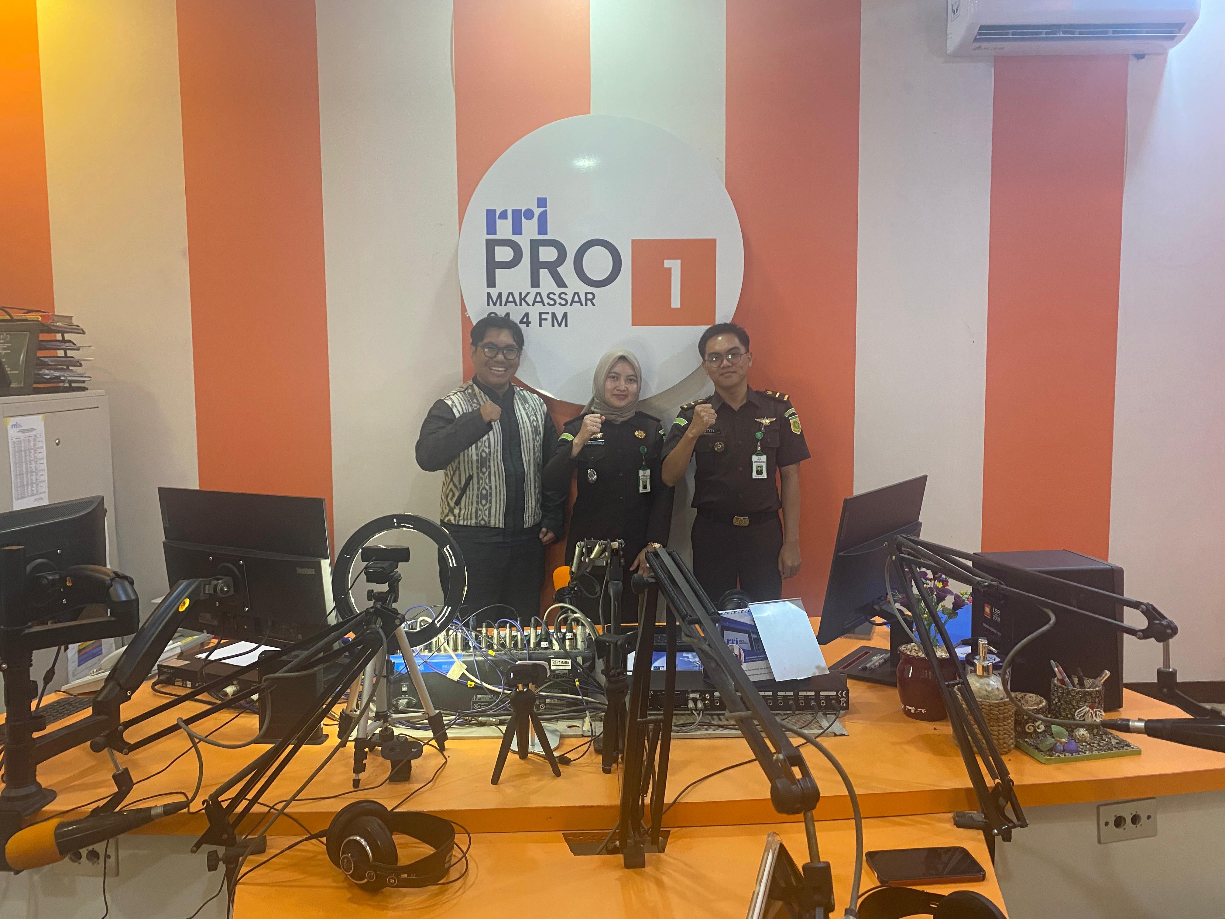 Jaksa Menyapa Bekerja Sama dengan RRI Pro 1 Makassar dengan tema “Peran Kejaksaan dalam Pencegahan dan Pemberantasan Tindak Pidana Narkotika”