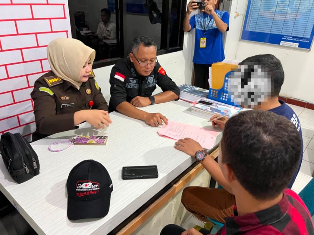 Penyidik Pidsus Kejati Sulsel Serahkan ke Penuntut Umum 3 Tersangka dan Barang Bukti Tindak Pidana Korupsi Proyek Pembangunan Perpipaan Air Limbah Kota Makassar Zona Barat Laut Paket C Tahun 2020-2021