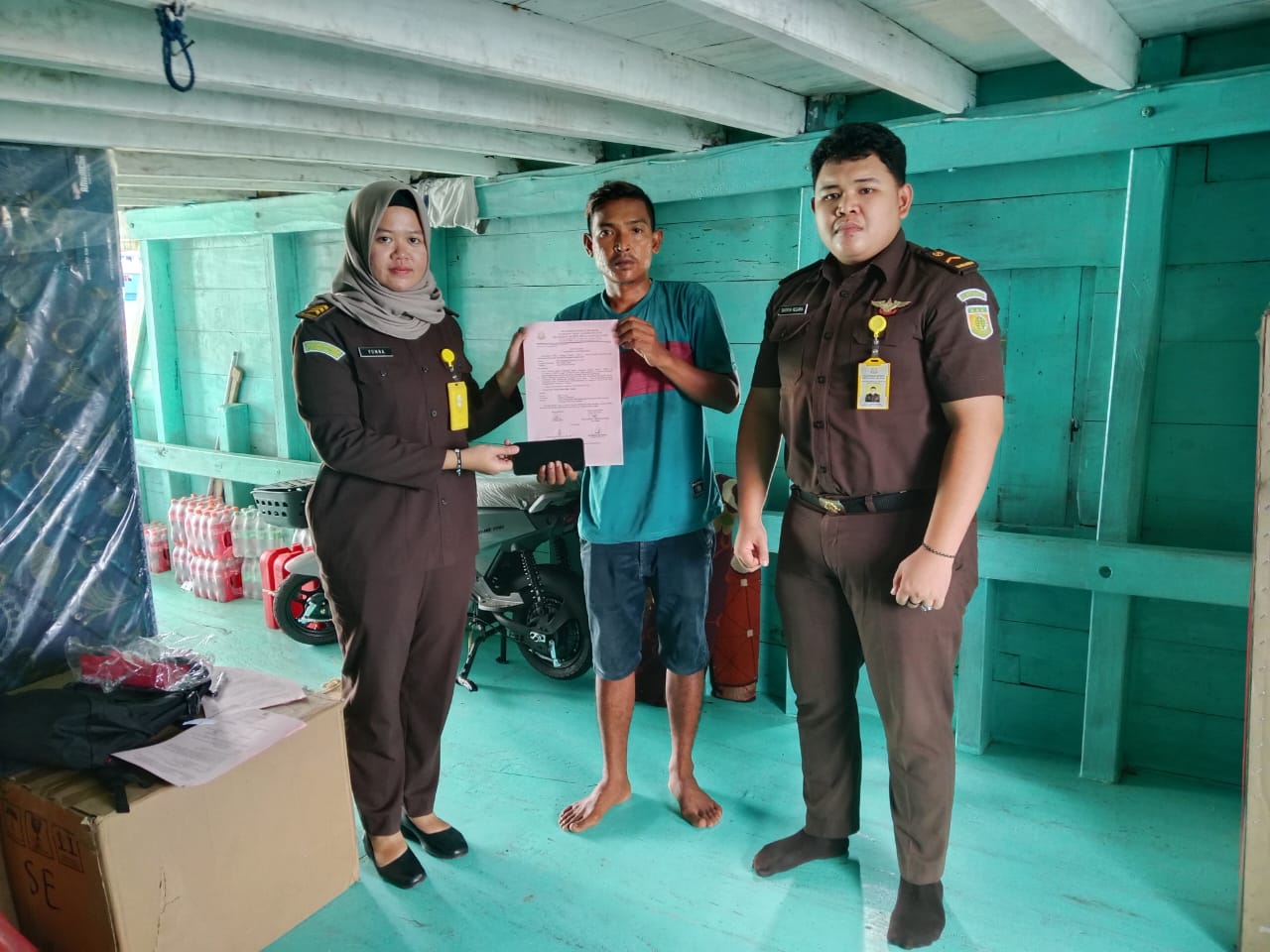 Layanan Program Pengantaran Barang Bukti Gratis PRAKTIS) berupa 2 dua) unit handphone