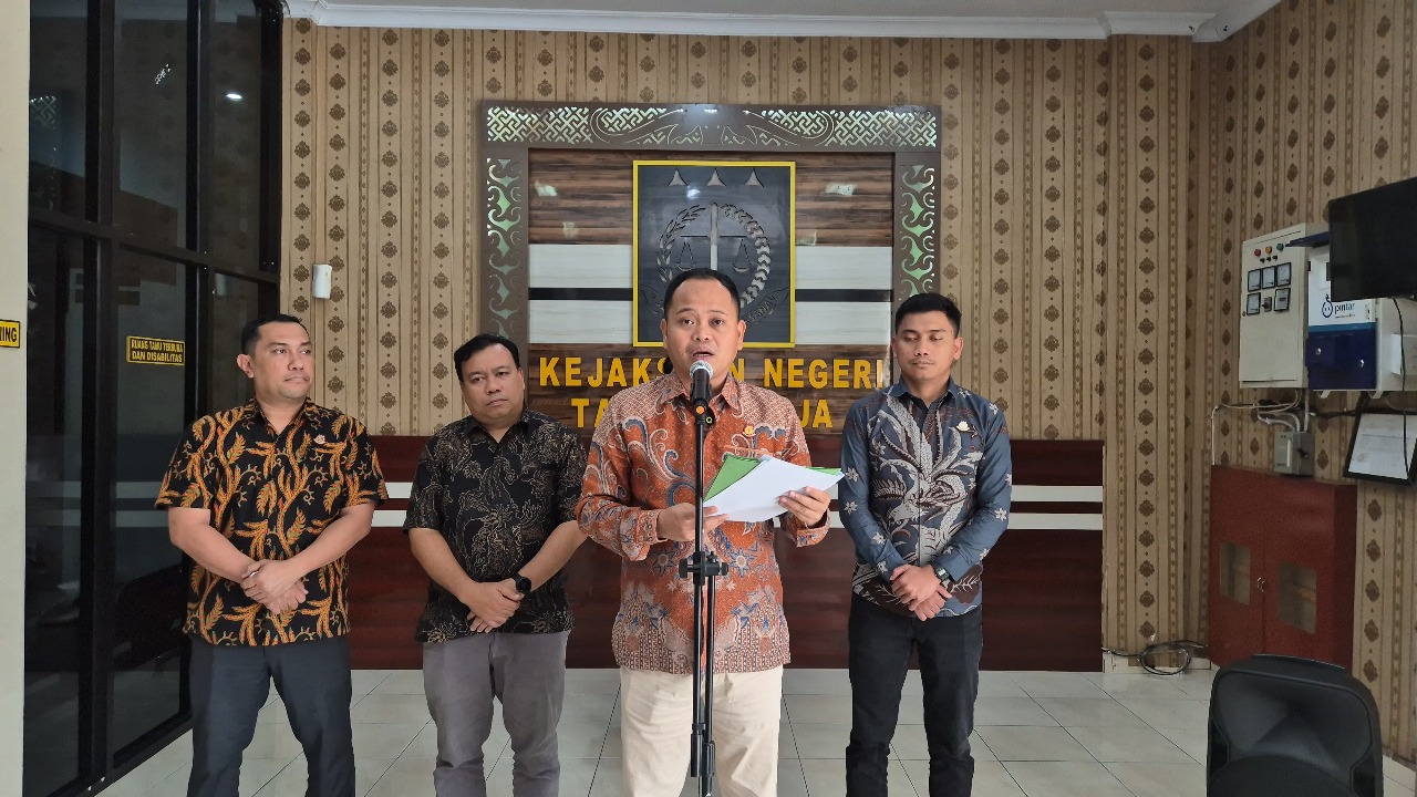 Kejari Tana Toraja Tetapkan 2 Tersangka Dugaan Tindak Pidana Korupsi Perluasan SPAM Jaringan Perpipaan Kelurahan Buntu Burake