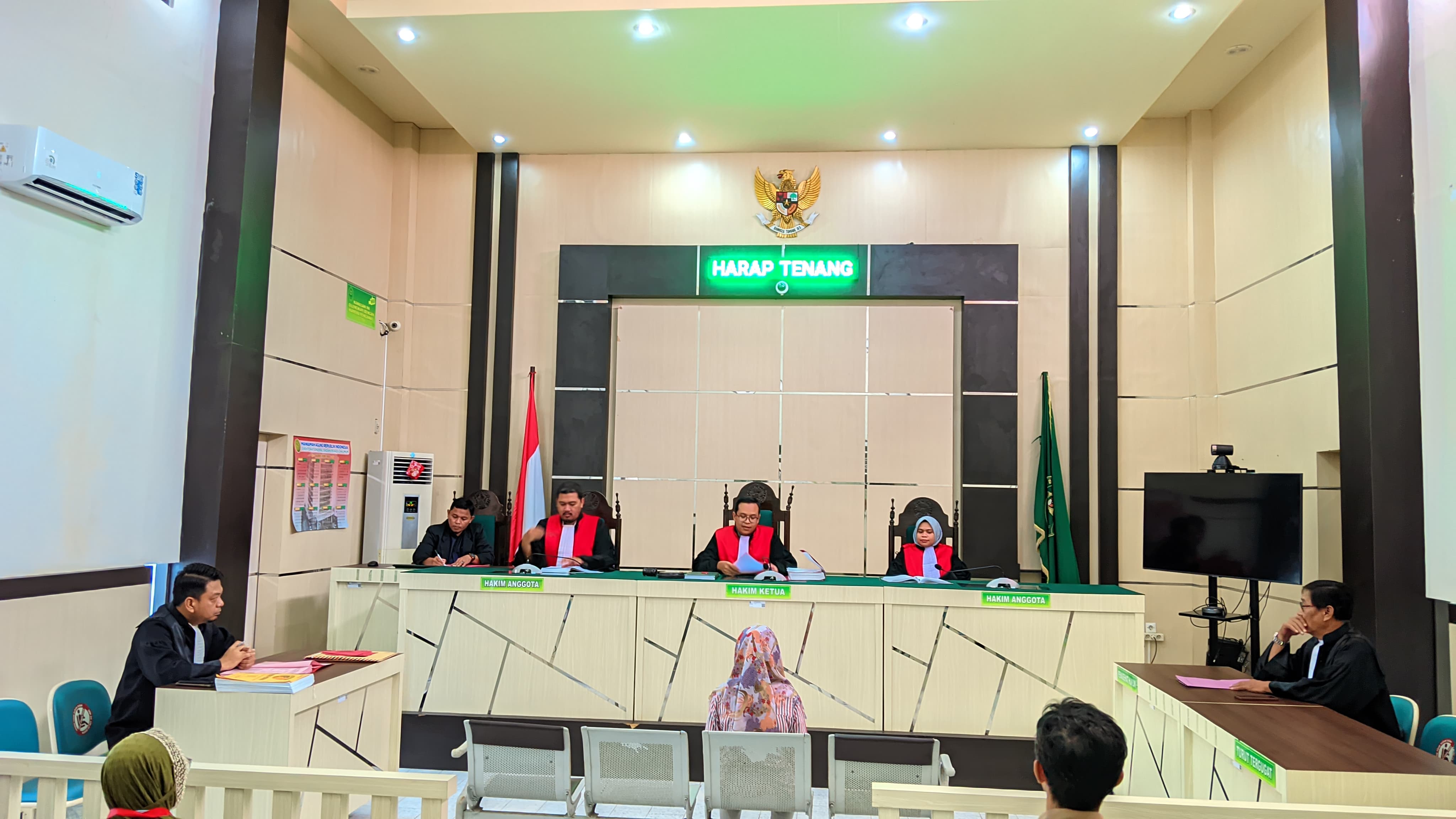 Sidang Tindak Pidana Umum dengan Agenda Sidang Pembacaan Dakwaan dan Pemeriksaan Saksi Tindak Pidana Penipuan atau penggelapan