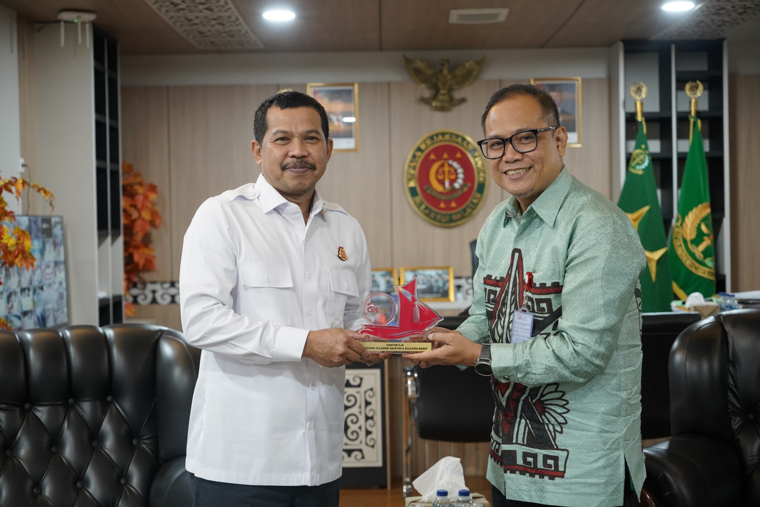 Kajati Sulsel Lakukan Koordinasi dengan Kepala OJK Sulselbar Terkait Penindakan Hukum di Sektor Jasa Keuangan
