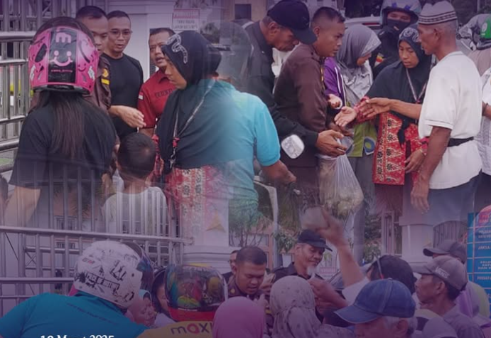 Berbagi takjil kepada masyarakat di depan kantor Kejati Sumbar