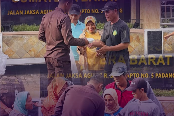 Berbagi takjil kepada masyarakat di depan kantor Kejati Sumbar