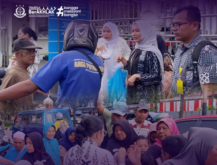 Berbagi takjil kepada masyarakat di depan kantor Kejati Sumbar