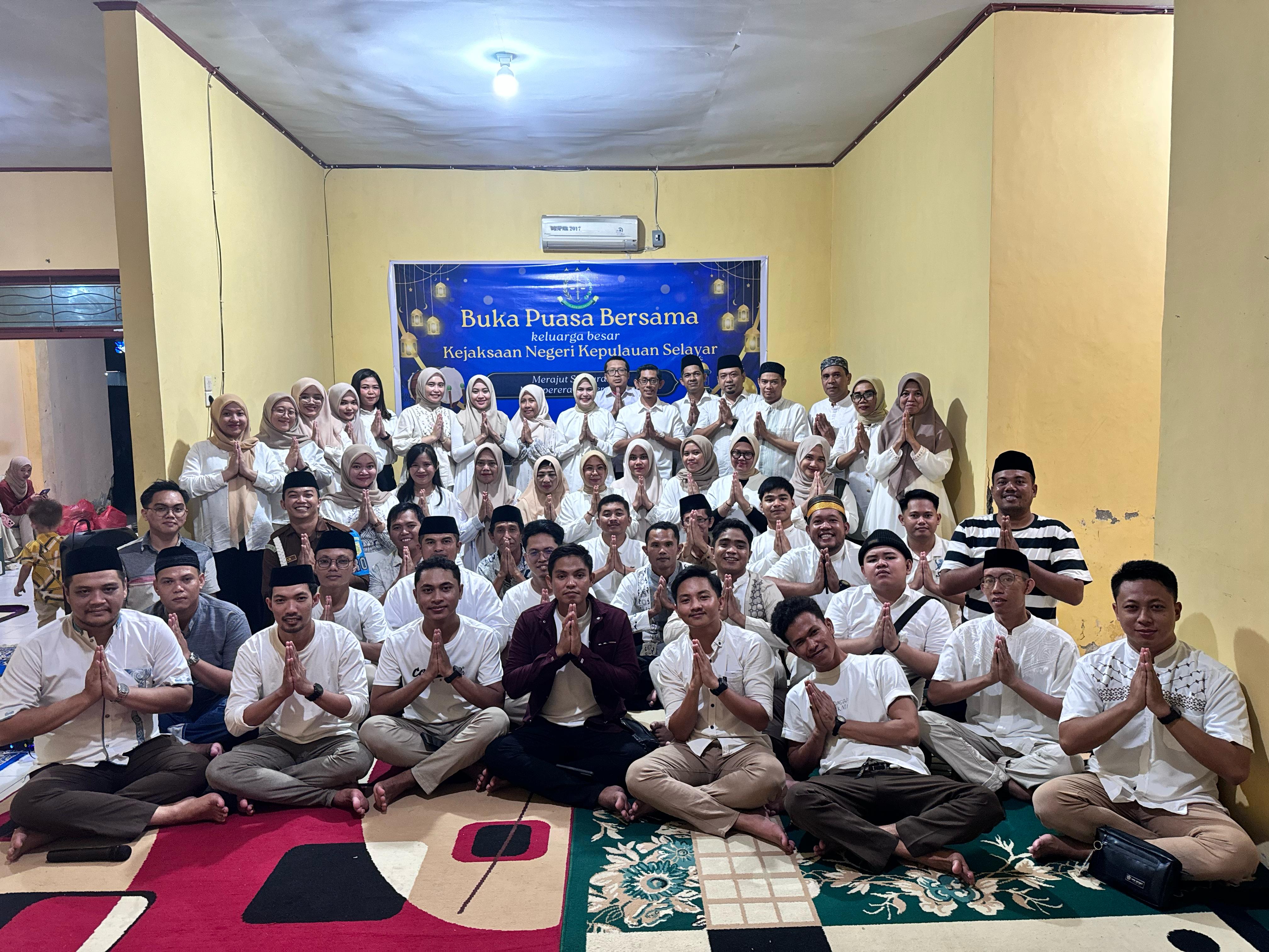Berbagi Kebahagiaan di Bulan Ramadan dengan berbagi takjil dan Buka Puasa Bersama Kejaksaan Negeri Kepulauan Selayar