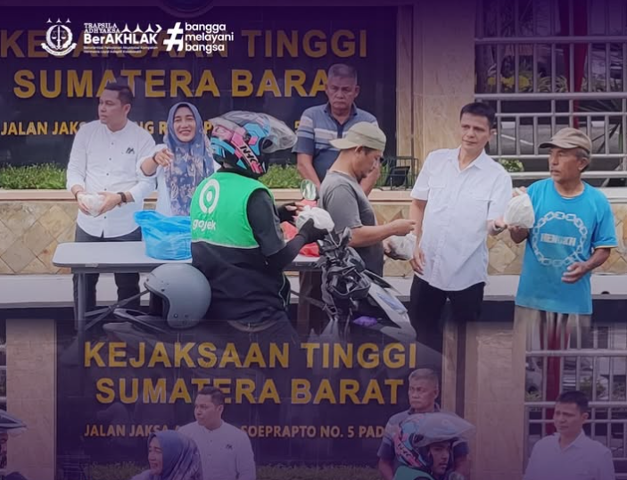 Kegiatan Pembagian Takjil di depan kantor Kejati Sumbar