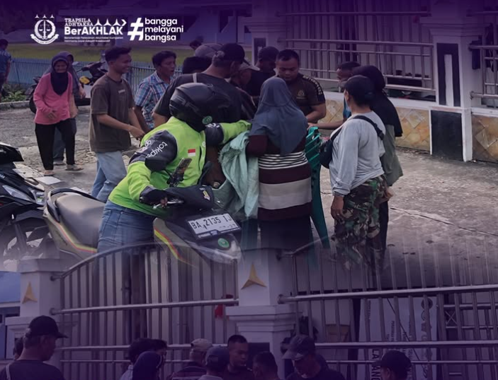 Kegiatan Pembagian Takjil di depan kantor Kejati Sumbar