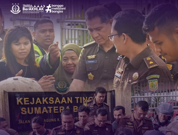 Kegiatan Pembagian Takjil di depan kantor Kejati Sumbar