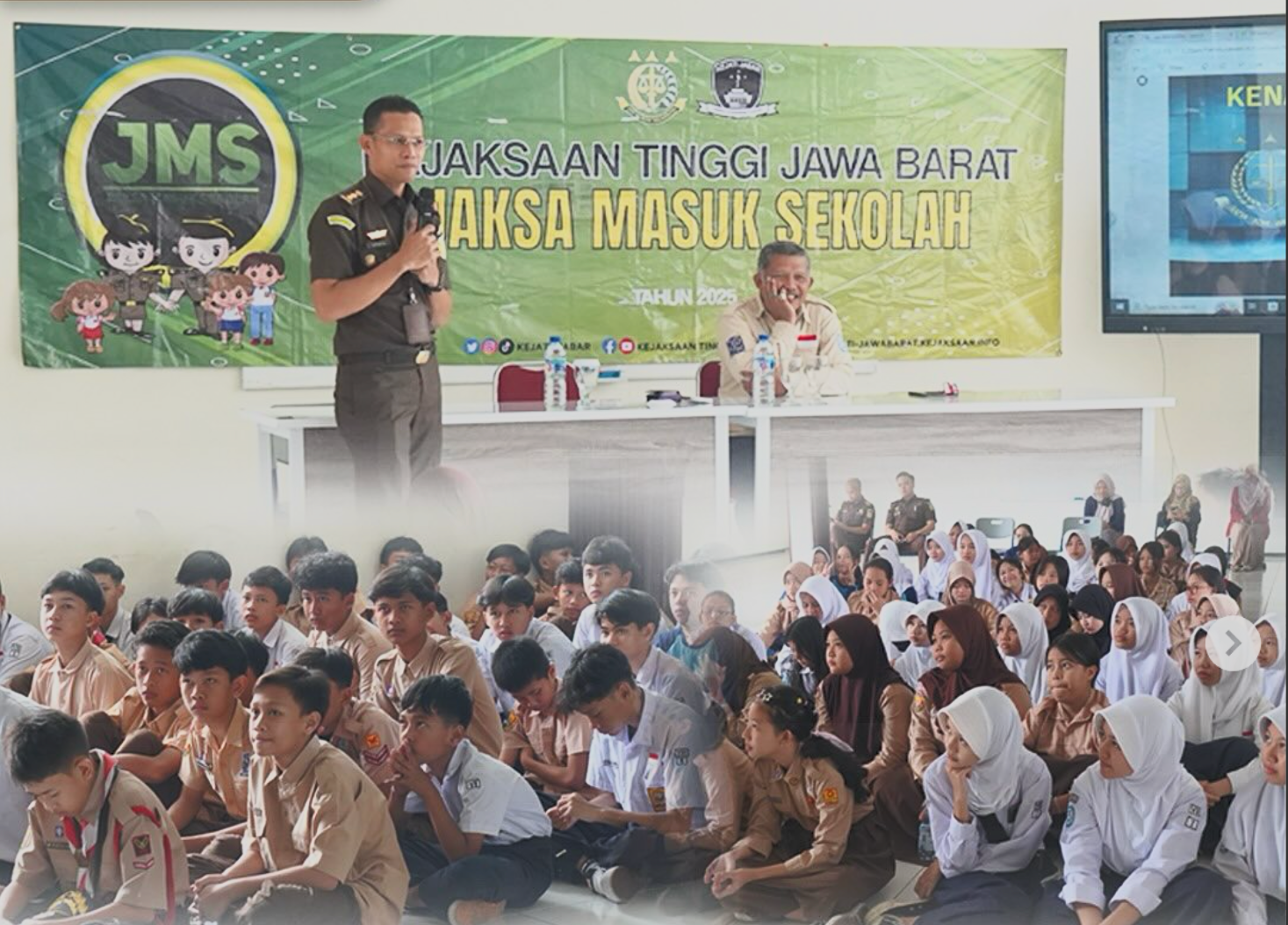 Jaksa Masuk Sekolah Kejati Jabar di SMPN 20 Bandung