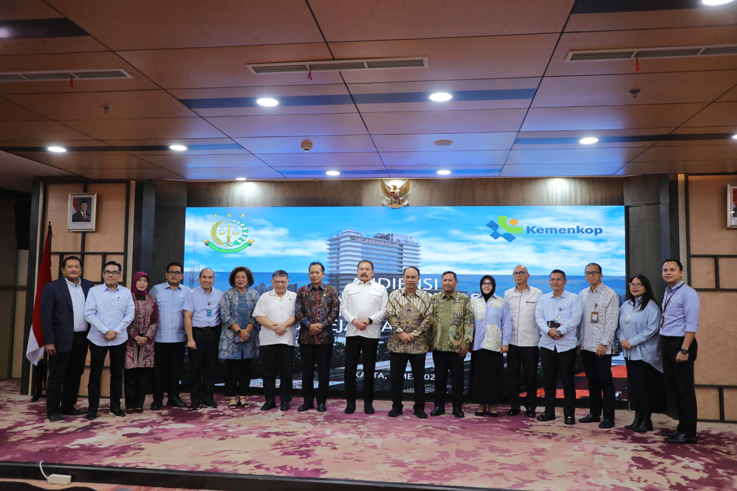 Jaksa Agung Terima Kunjungan Menteri Koperasi Dalam Rangka Pengawalan Program 80.000 Koperasi Merah Putih