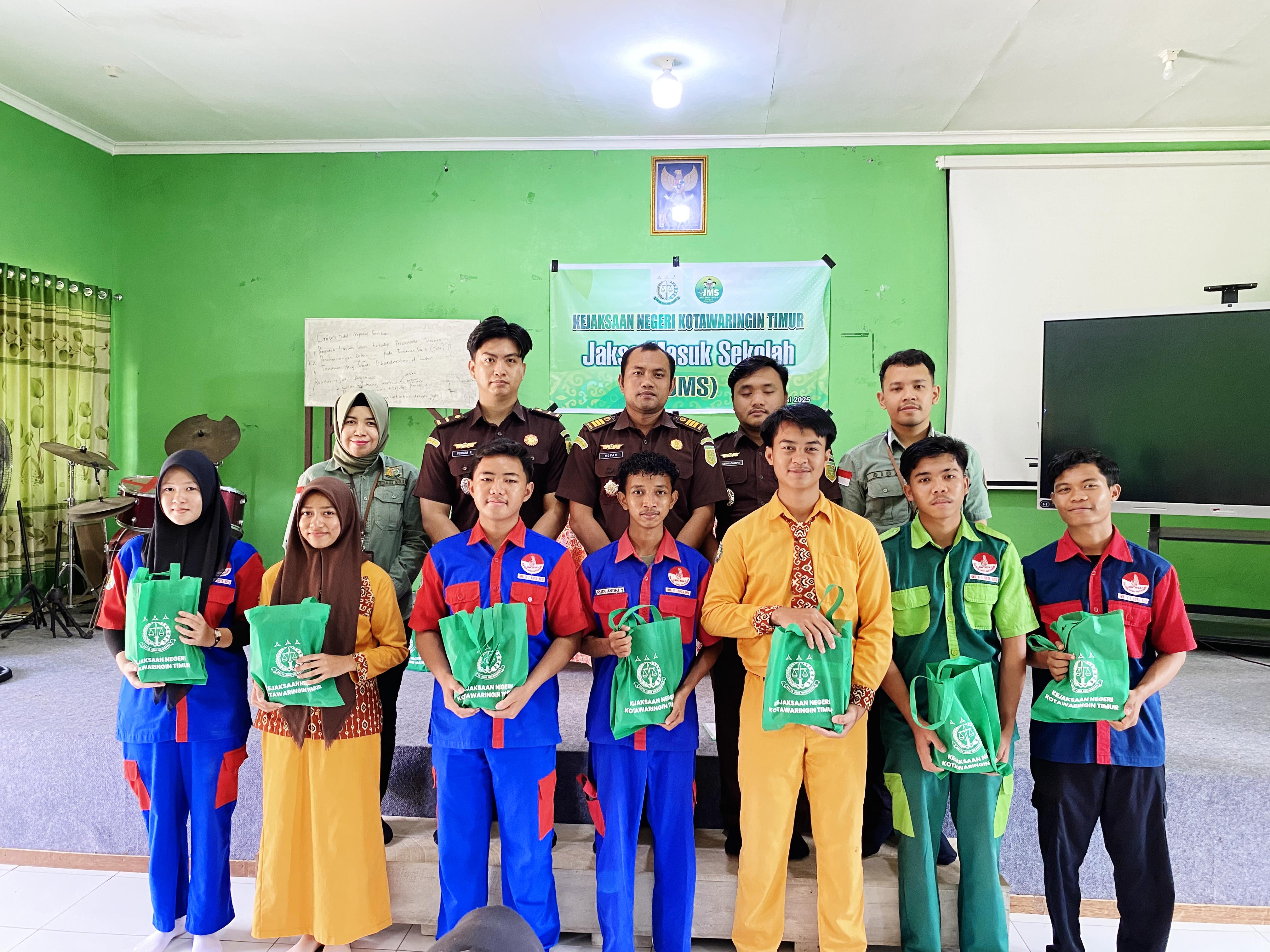 KEJAKSAAN NEGERI KOTAWARINGIN TIMUR MELAKSANAKAN JAKSA MASUK SEKOLAH JMS) DI SMKN-1 KOTA BESI