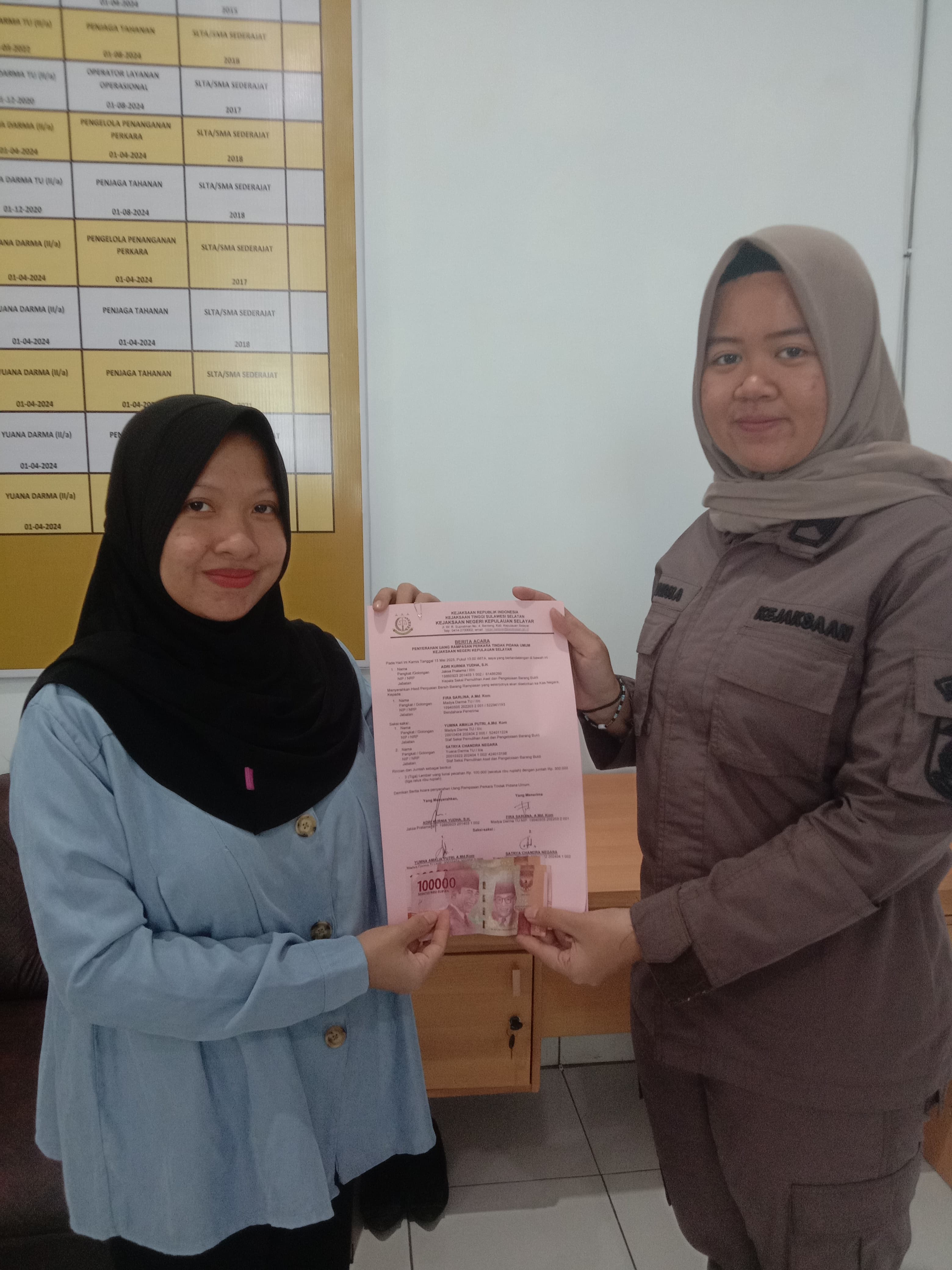 Penyerahan hasil lelang  penjualan langsung ) dan uang rampasan perkara tindak pidana umum kepada Bendahara Penerimaan Kejaksaan Negeri Kepulauan Selayar