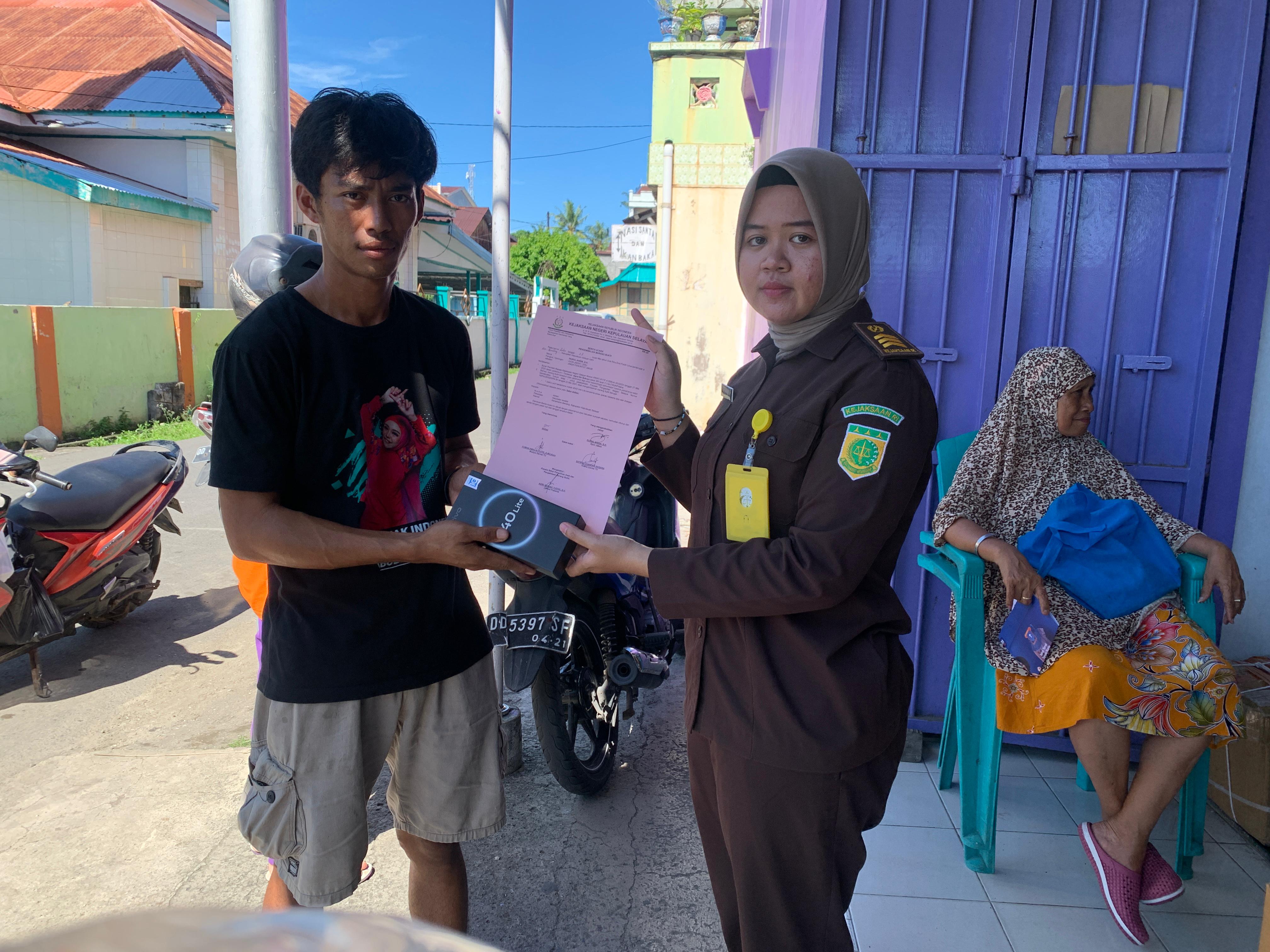 Layanan Program Pengantaran Barang Bukti Gratis berupa 1 unit handphone