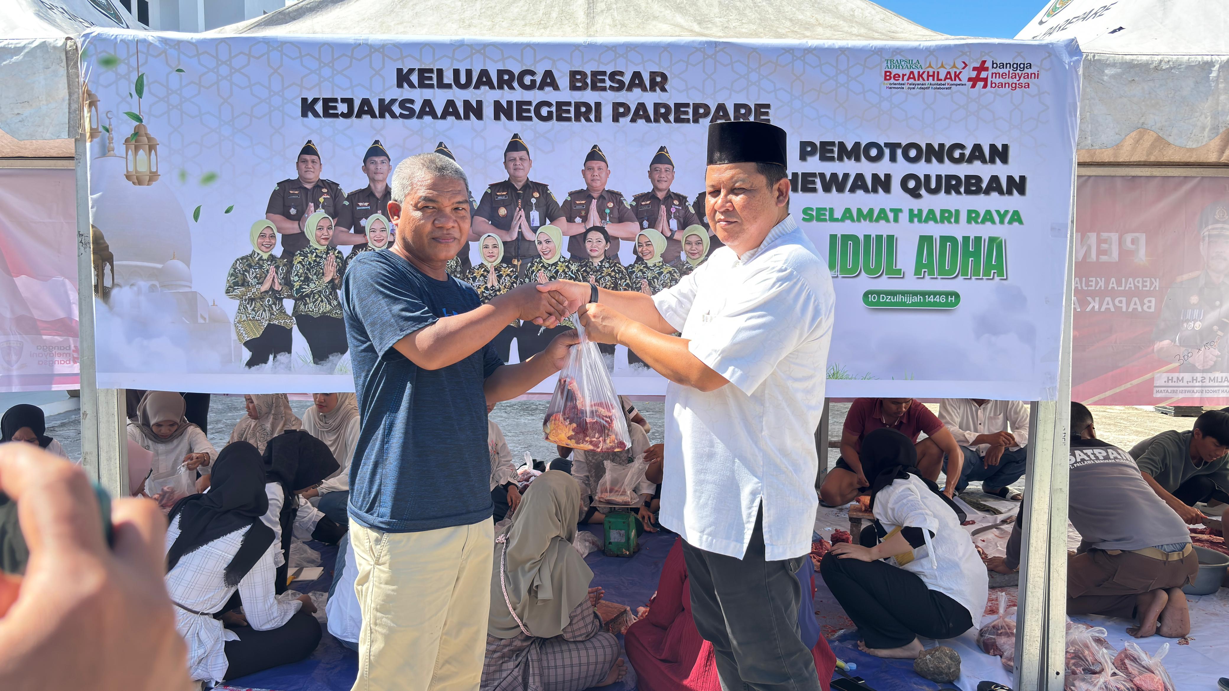 Kejari Parepare Berbagi Keberkahan Idul Adha: Dua Sapi Kurban Wujudkan Kepedulian dan Soliditas Adhyaksa