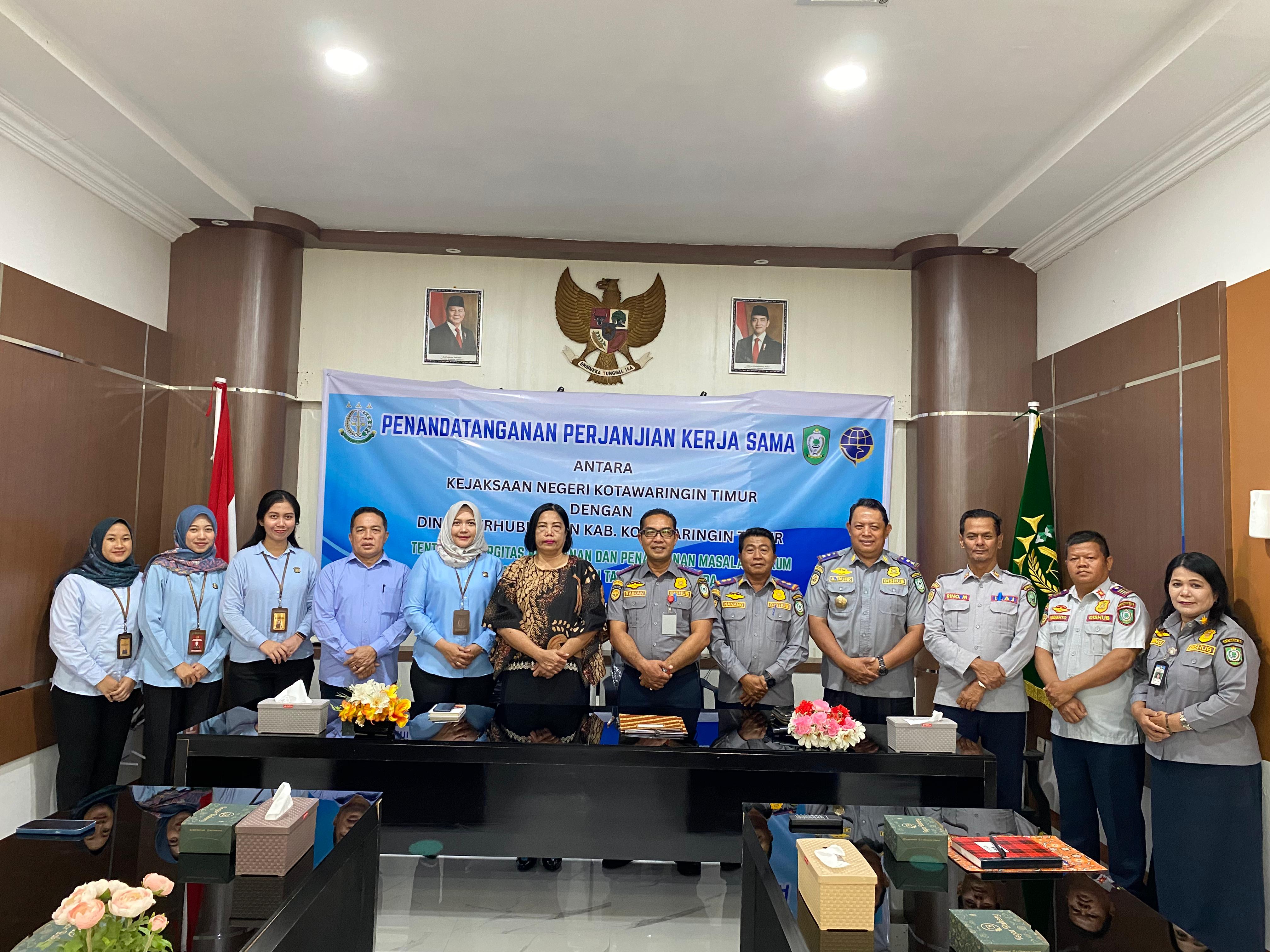 PENANDATANGANAN PERJANJIAN KERJASAMA ANTARA KEJAKSAAN NEGERI KOTAWARINGIN TIMUR DENGAN DINAS PERHUBUNGAN KABUPATEN KOTAWARINGIN TIMUR