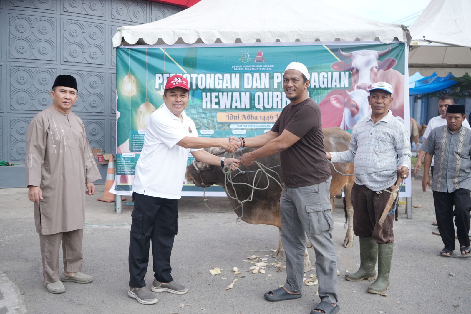 Keluarga Besar Kejati Sulsel Menyalurkan 18 Ekor Sapi Kurban pada Idul Adha 1446 H