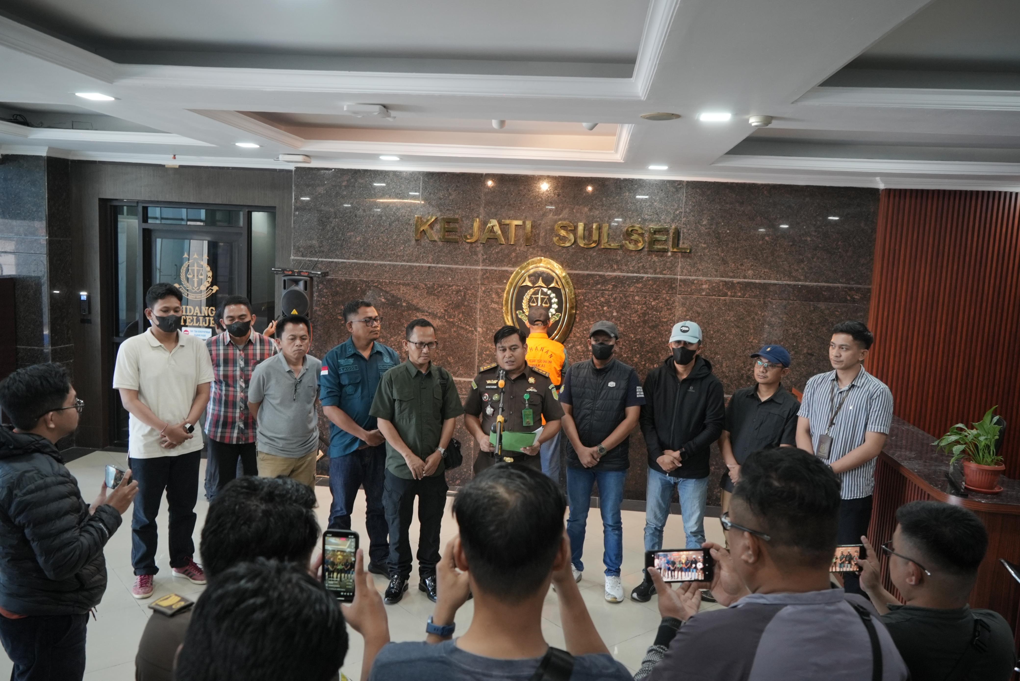 Tim Tabur Kejati Sulsel Tangkap DPO Saksi MOHAMAD ALI di Kota Makassar, Dugaan Penyalahgunaan Anggaran Pendapatan dan Belanja Desa Siatu, Kecamatan Batudaka, Kabupaten Tojo Una-Una TA 2019 sd 2021