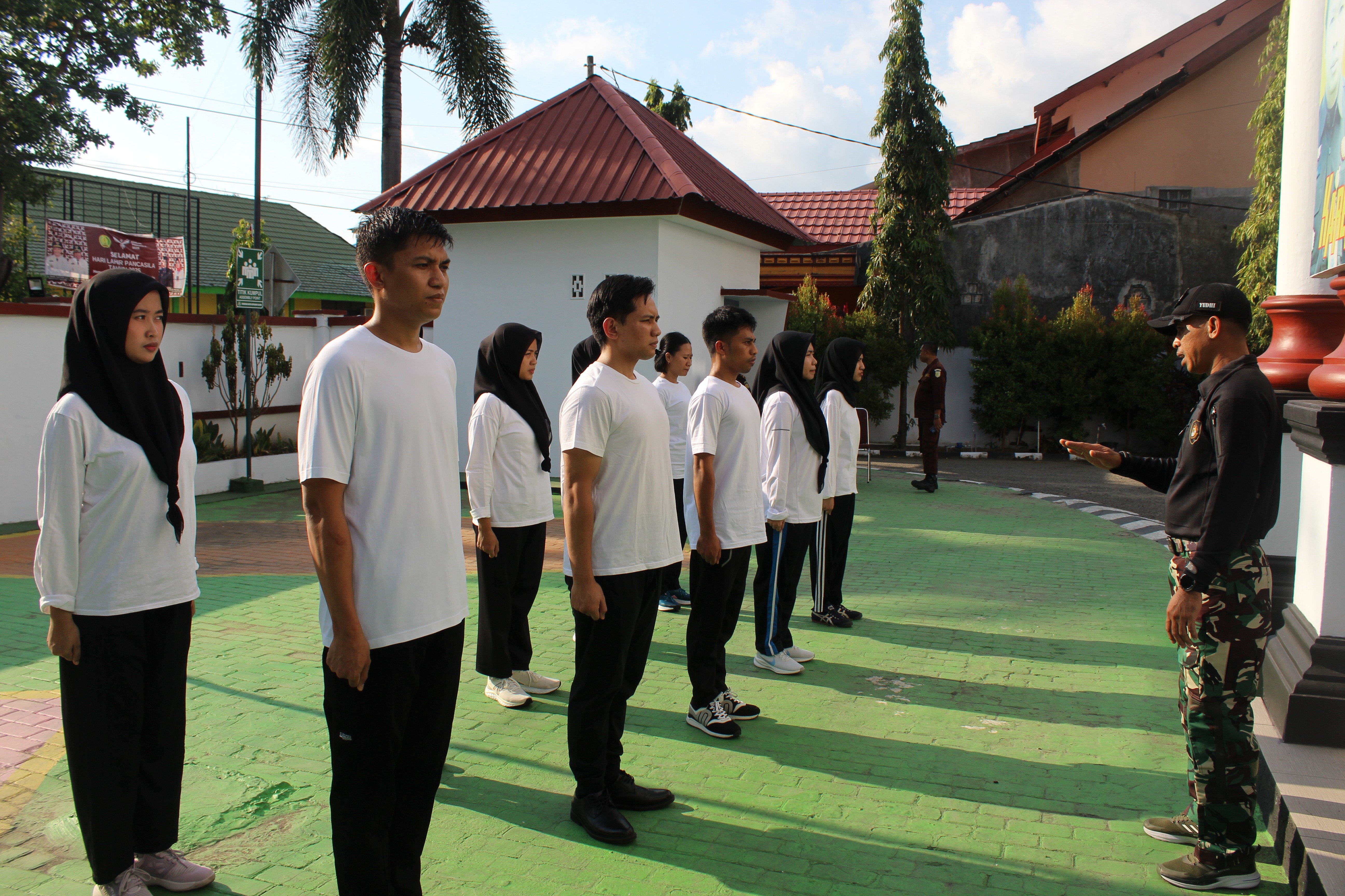 Pelatihan Peraturan Baris Berbaris Hari 1 Pada CPNS Kejaksaan Negeri Kepulauan Selayar Tahun 2025