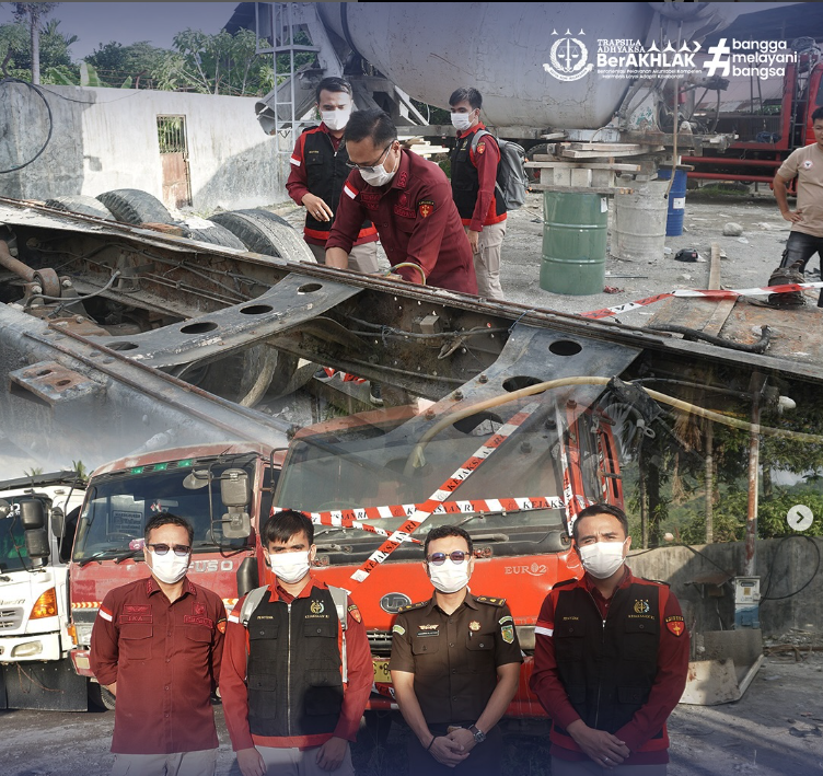 Penyidik Pidana Khusus Kejaksaan Tinggi Sumatera Barat Pidsus Kejati Sumbar) Menyita satu Unit Dump Truck merk Nissan warna merah dalam kasus dugaan korupsi penyalahgunaan dana subsidi Trans Padang pada Perumda PSM.