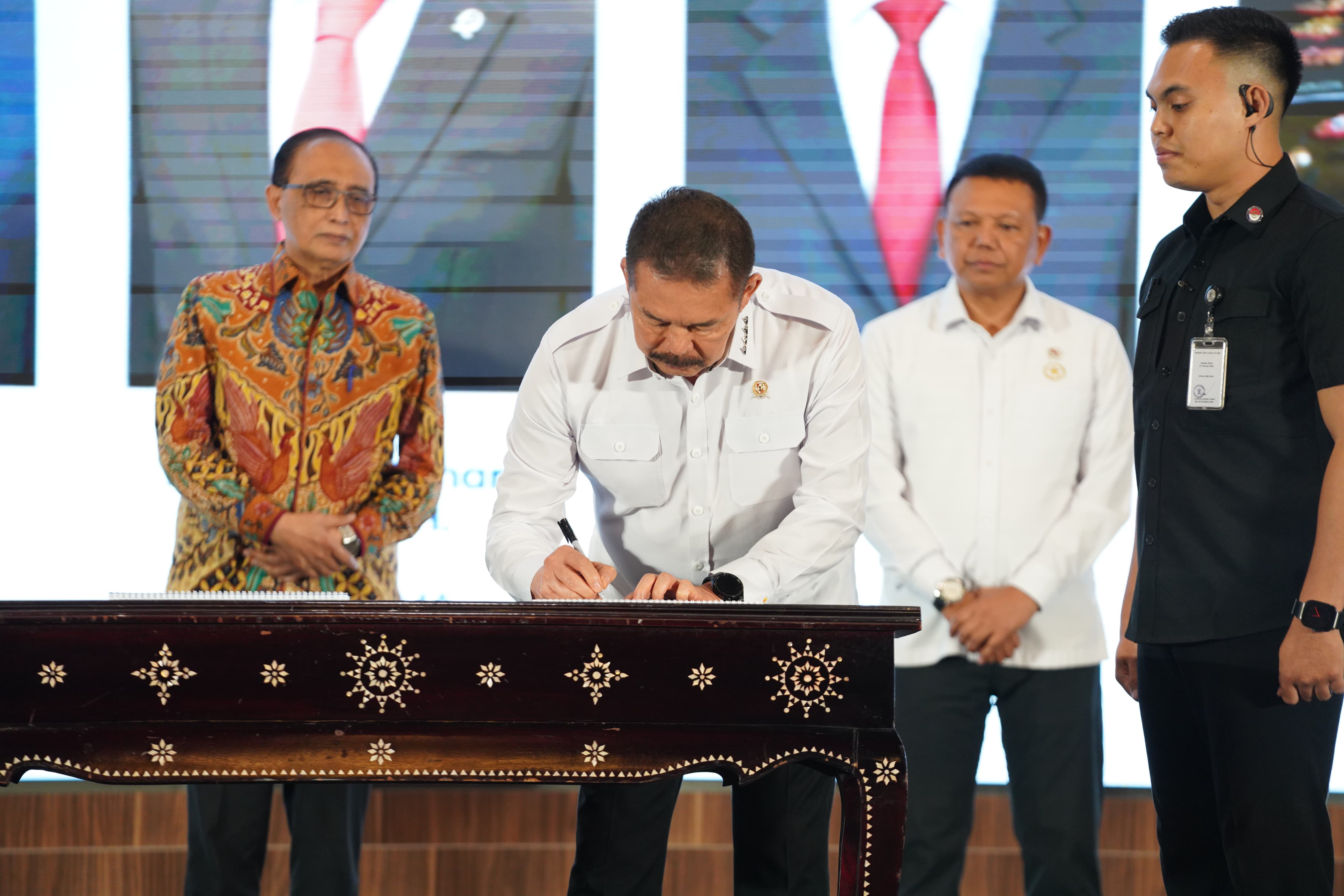 Jaksa Agung Tandatangani Naskah DIM RUU KUHAP Untuk Sistem Hukum Acara Pidana yang Adaptif
