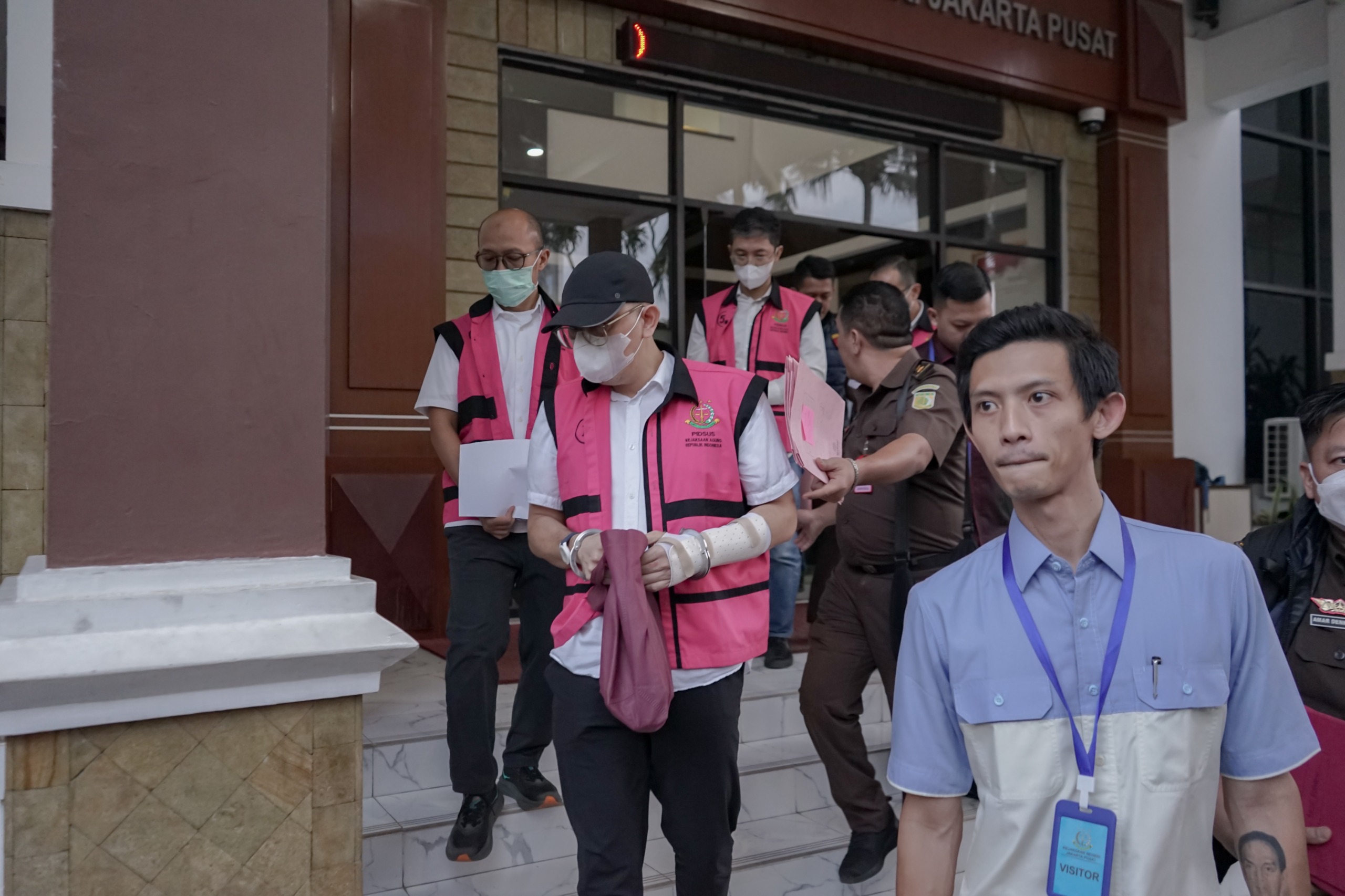 Penyerahan Tersangka dan Barang Bukti Tahap II)  dalam Perkara Minyak Mentah PT Pertamina terhadap 9 Orang Tersangka