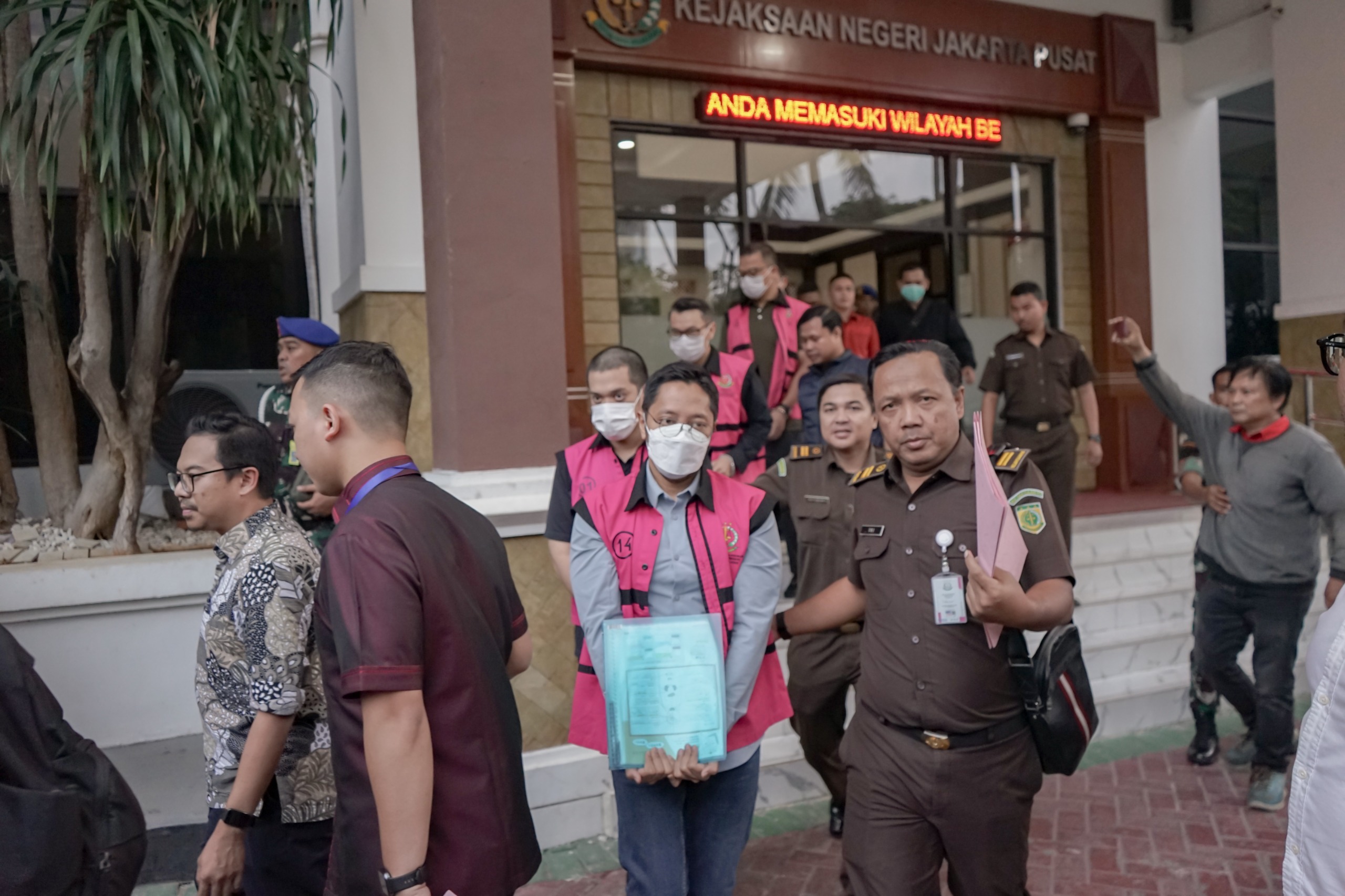 Perkara Minyak Mentah PT Pertamina terhadap 9 Orang Tersangka Memasuki Tahap II Penyerahan Tersangka dan Barang Bukti)  dalam