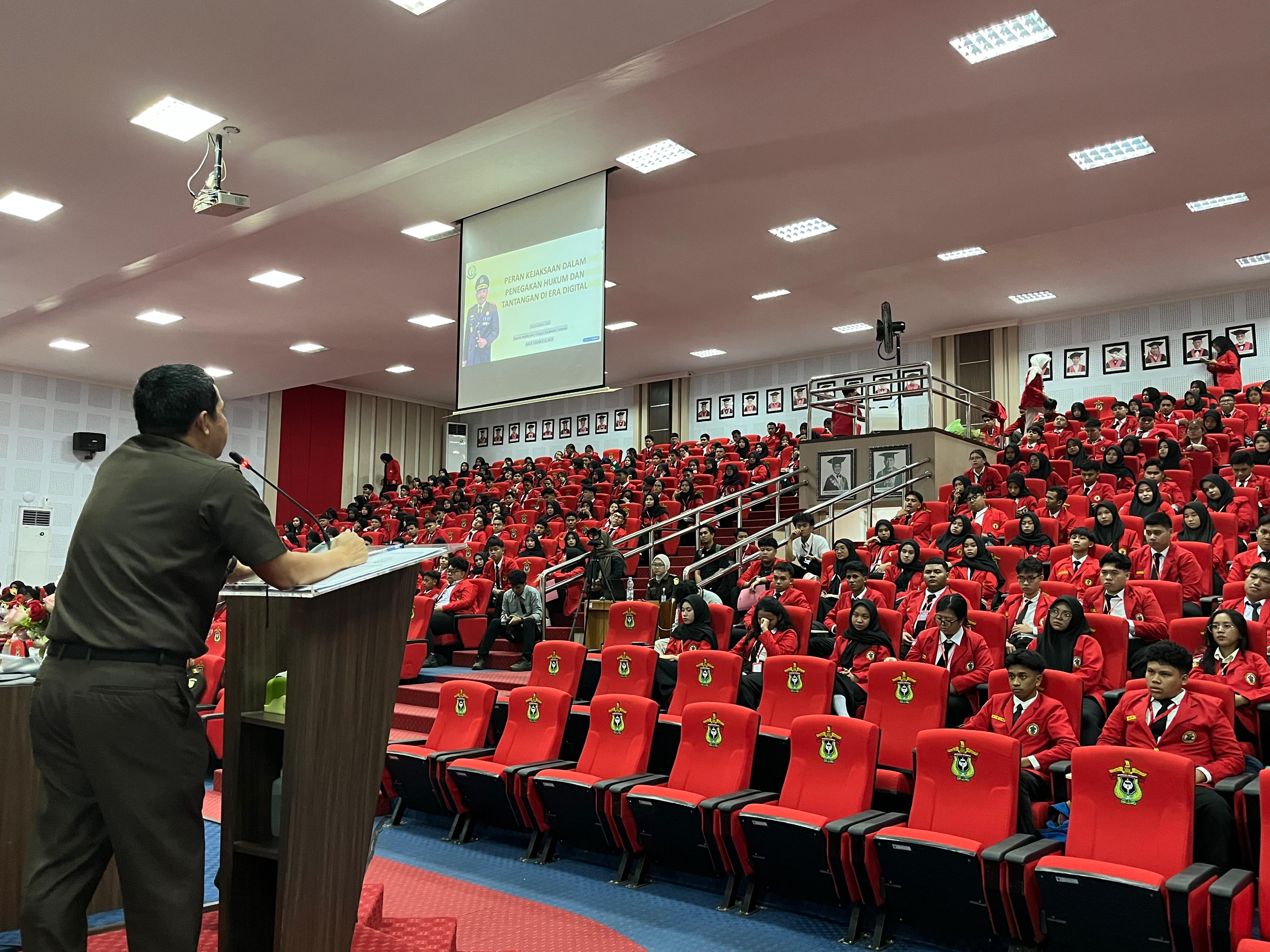 Kajati Sulsel Agus Salim Beri Inspirasi Mahasiswa Baru di PKKMB Fakultas Hukum Universitas Hasanuddin