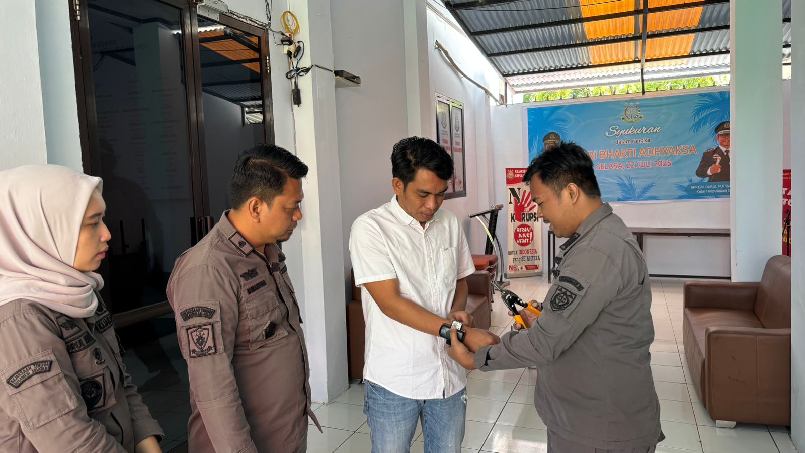 Pelepasan Gelang Detection Kit dengan Status Tahanan KOta Perkara Tindak Pidana Pemalsuan Surat dan Dokumen