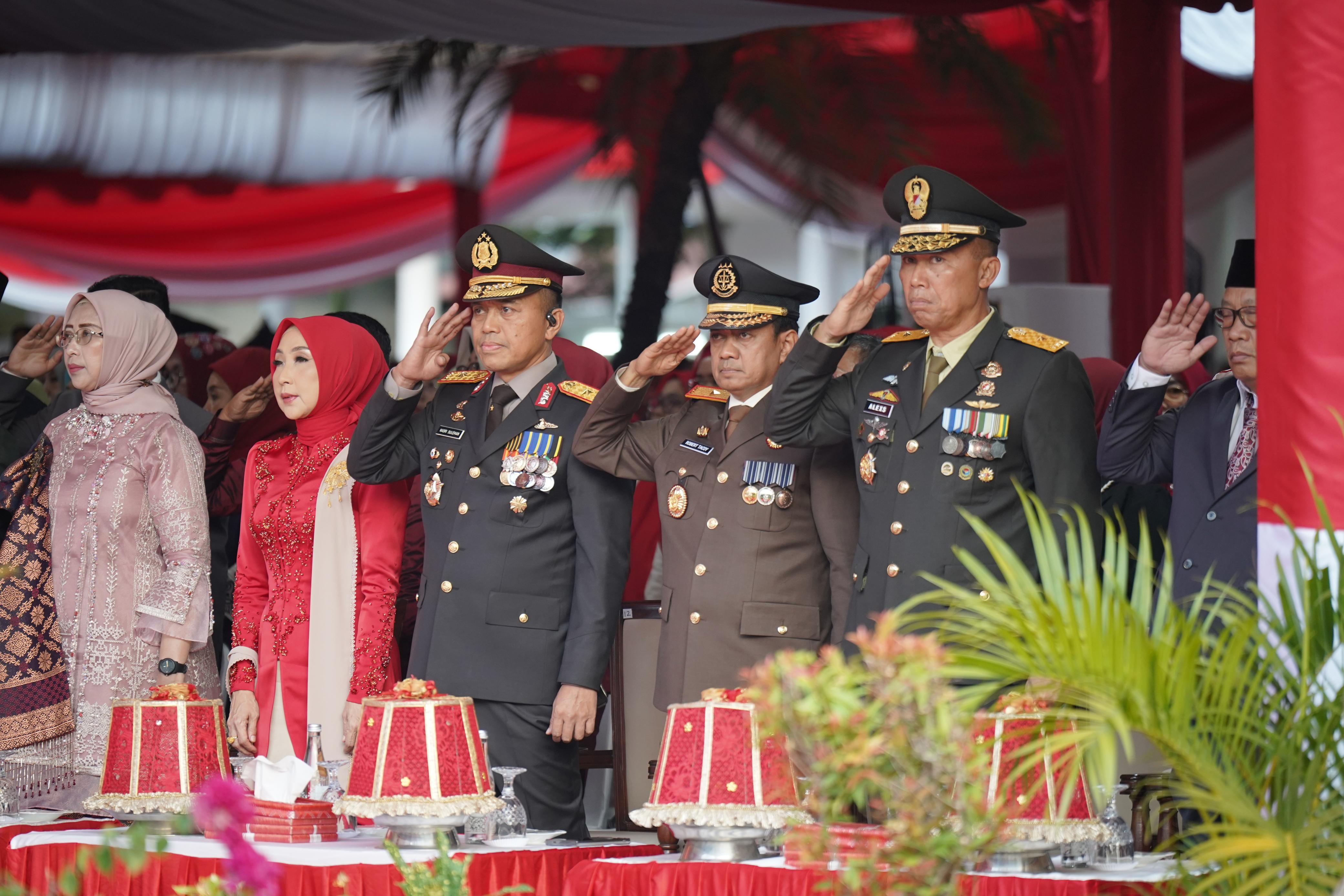 Wakajati Sulsel Robert M. Tacoy Hadiri Upacara Penurunan Bendera HUT ke-80 RI di Rujab Gubernur Sulsel