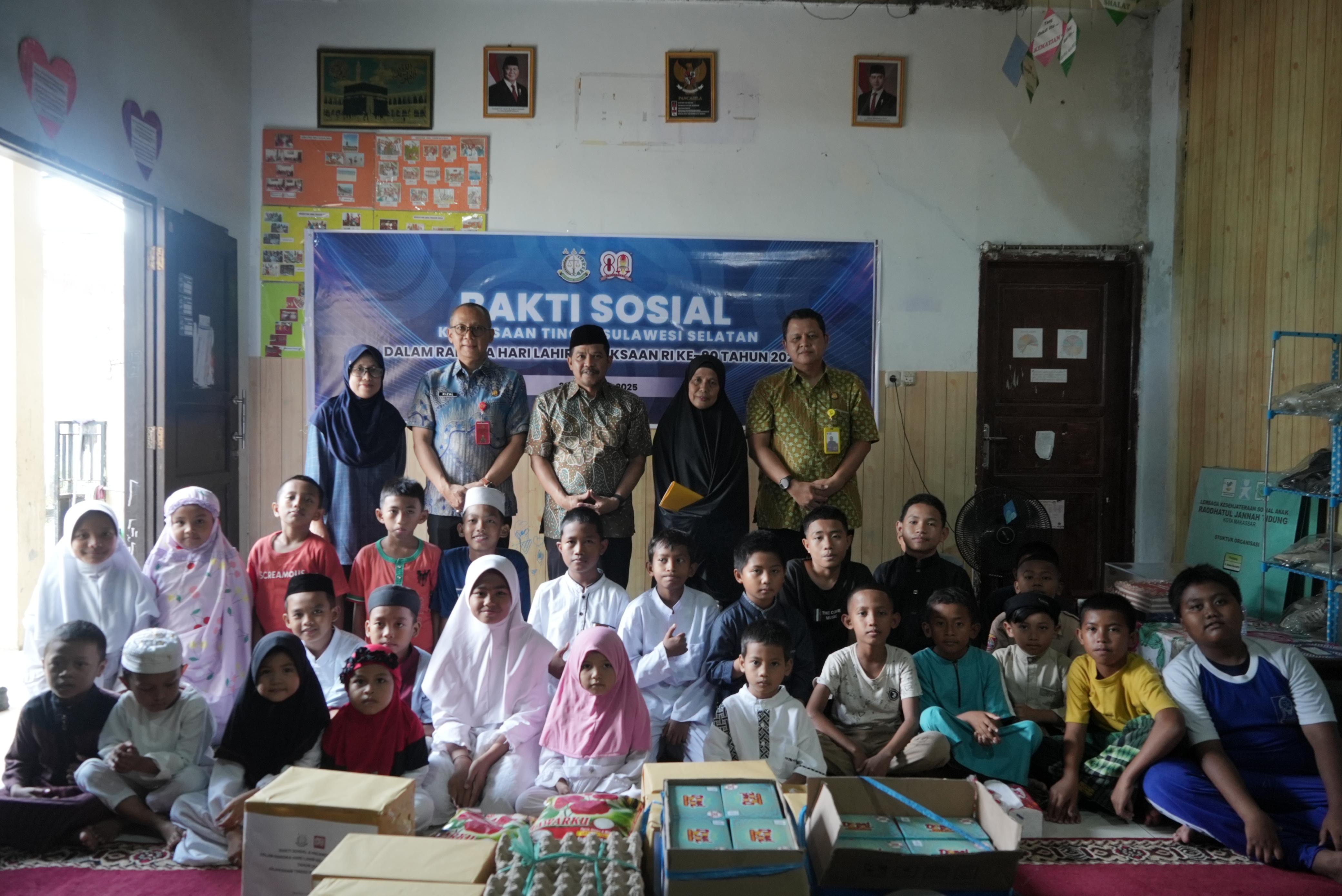 Kajati Sulsel Agus Salim Kunjungi Panti Asuhan Dalam Rangka Peringati Hari Lahir Kejaksaan Ke-80, Bagikan Bantuan dan Beri Motivasi