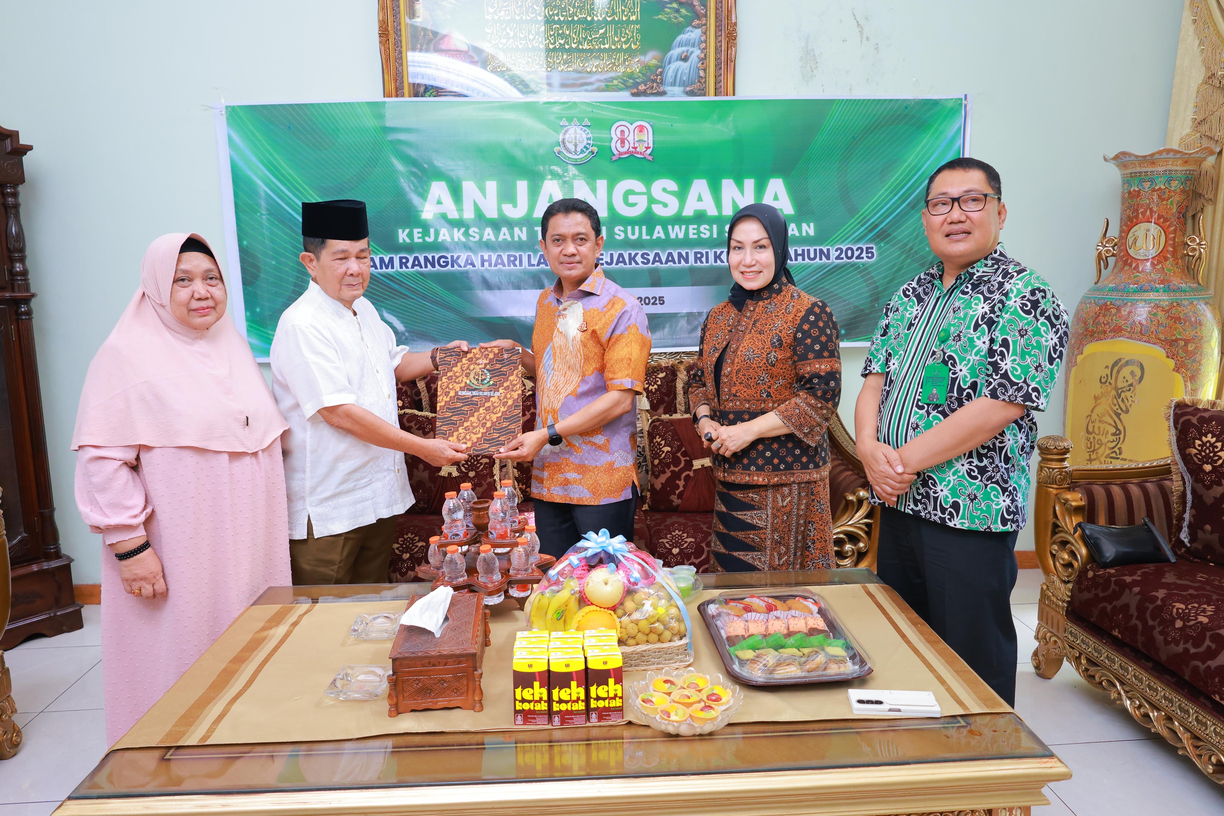 Wujud Kepedulian, Wakajati Sulsel Robert M Tacoy Gelar Anjangsana ke Rumah Purnaja dan Janda Almarhum Pegawai